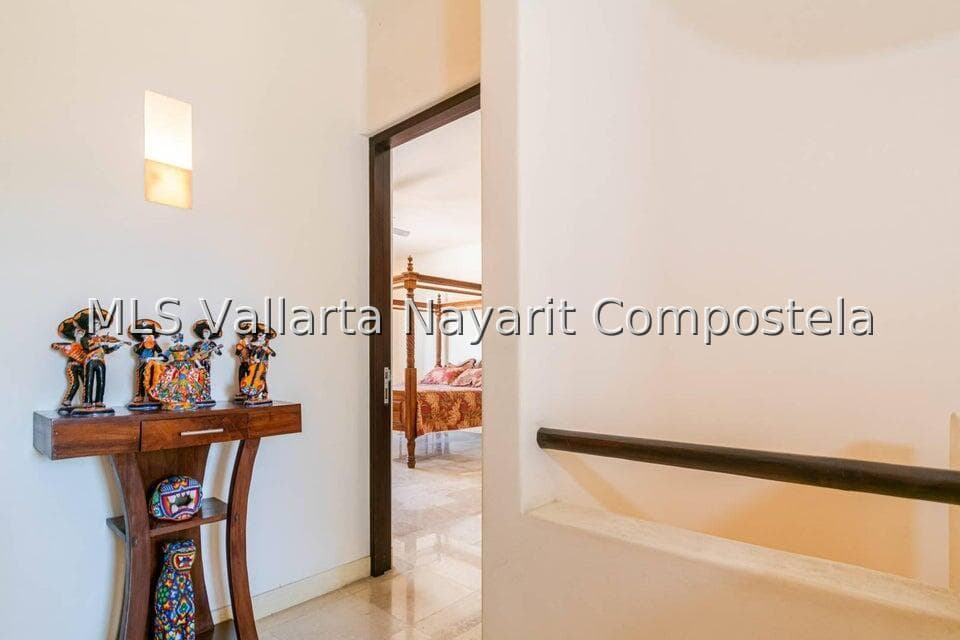263 Tiburon 18