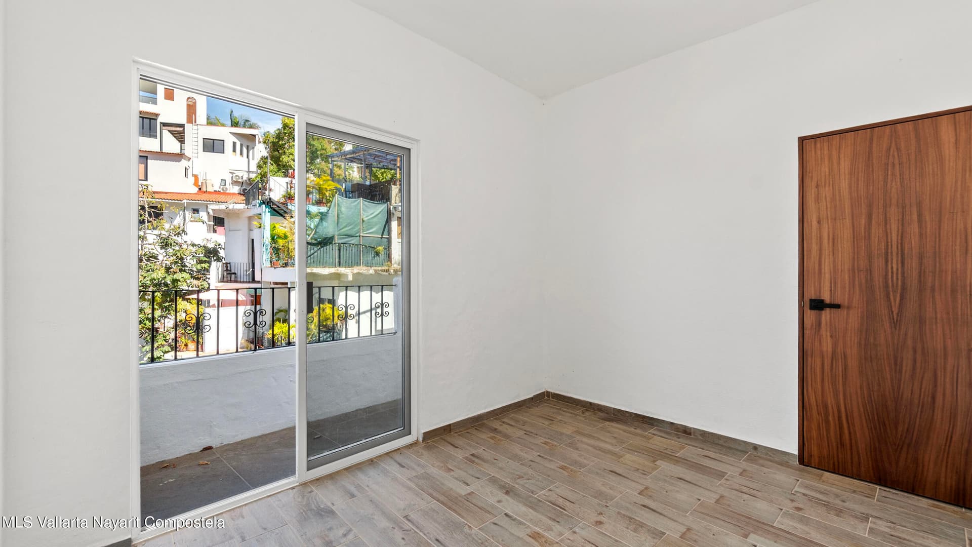 463 CALLE CORONA 19