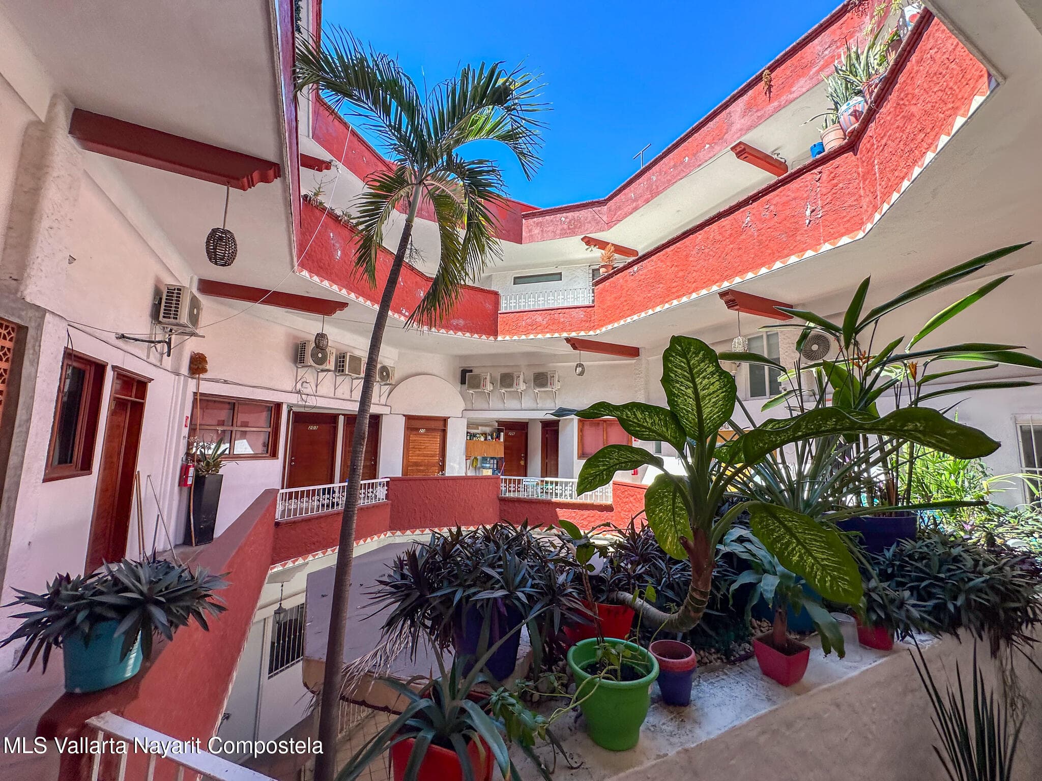 1082 Av Mexico 8