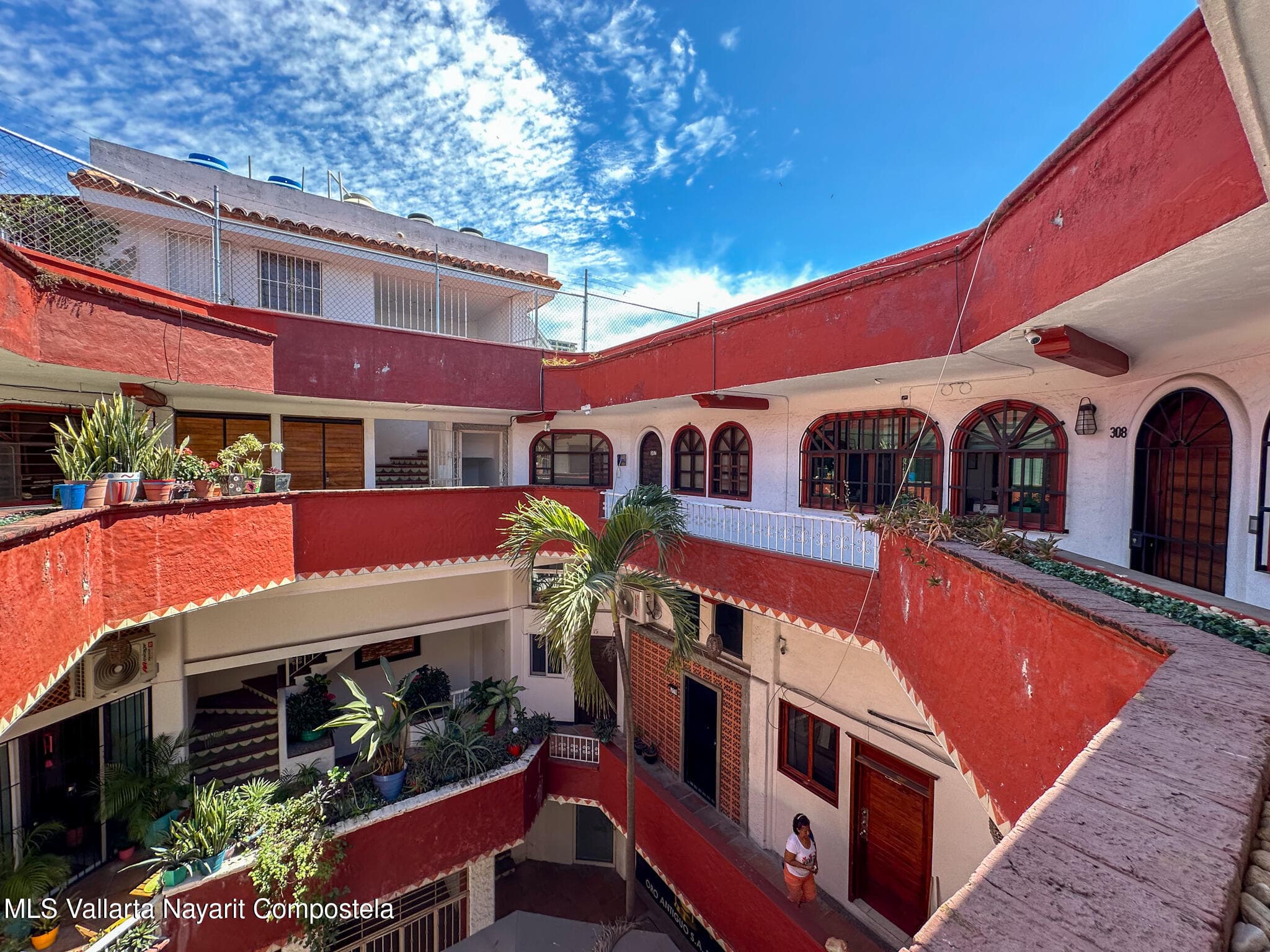 1082 Av Mexico 9