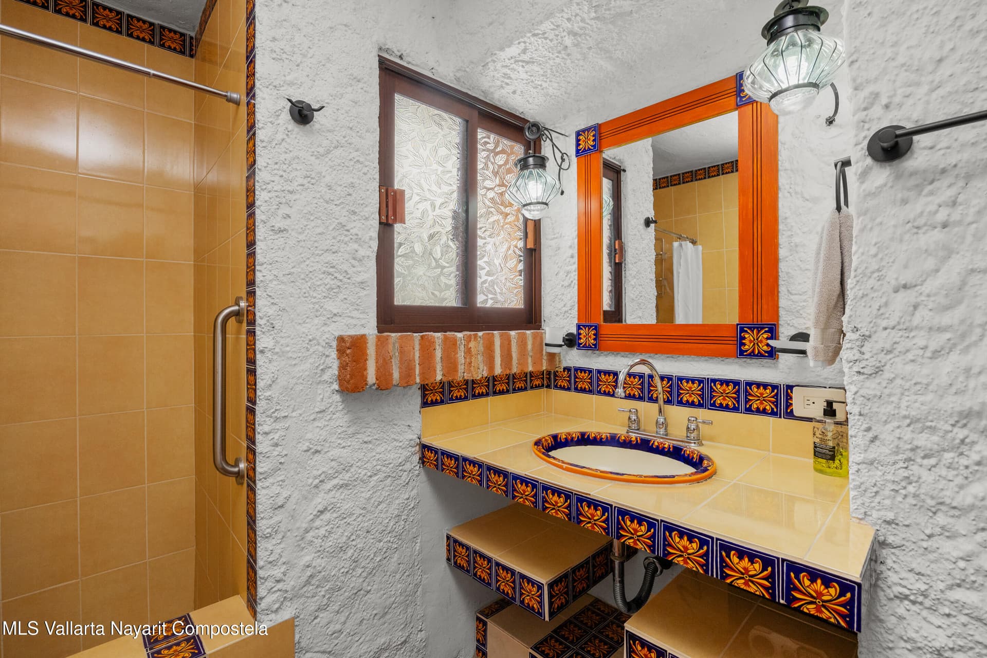 215 Las Garzas Av. 18
