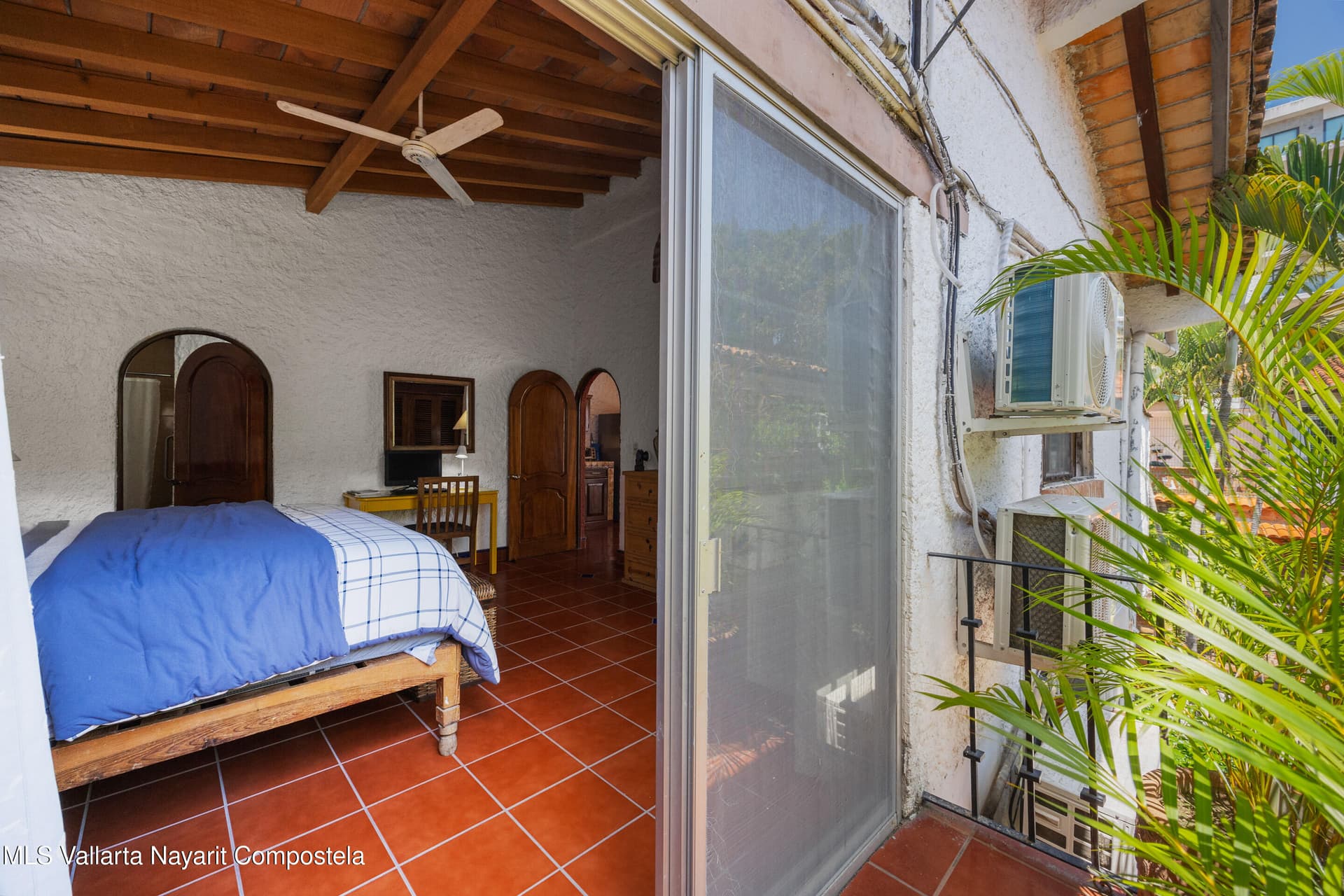 215 Las Garzas Av. 17