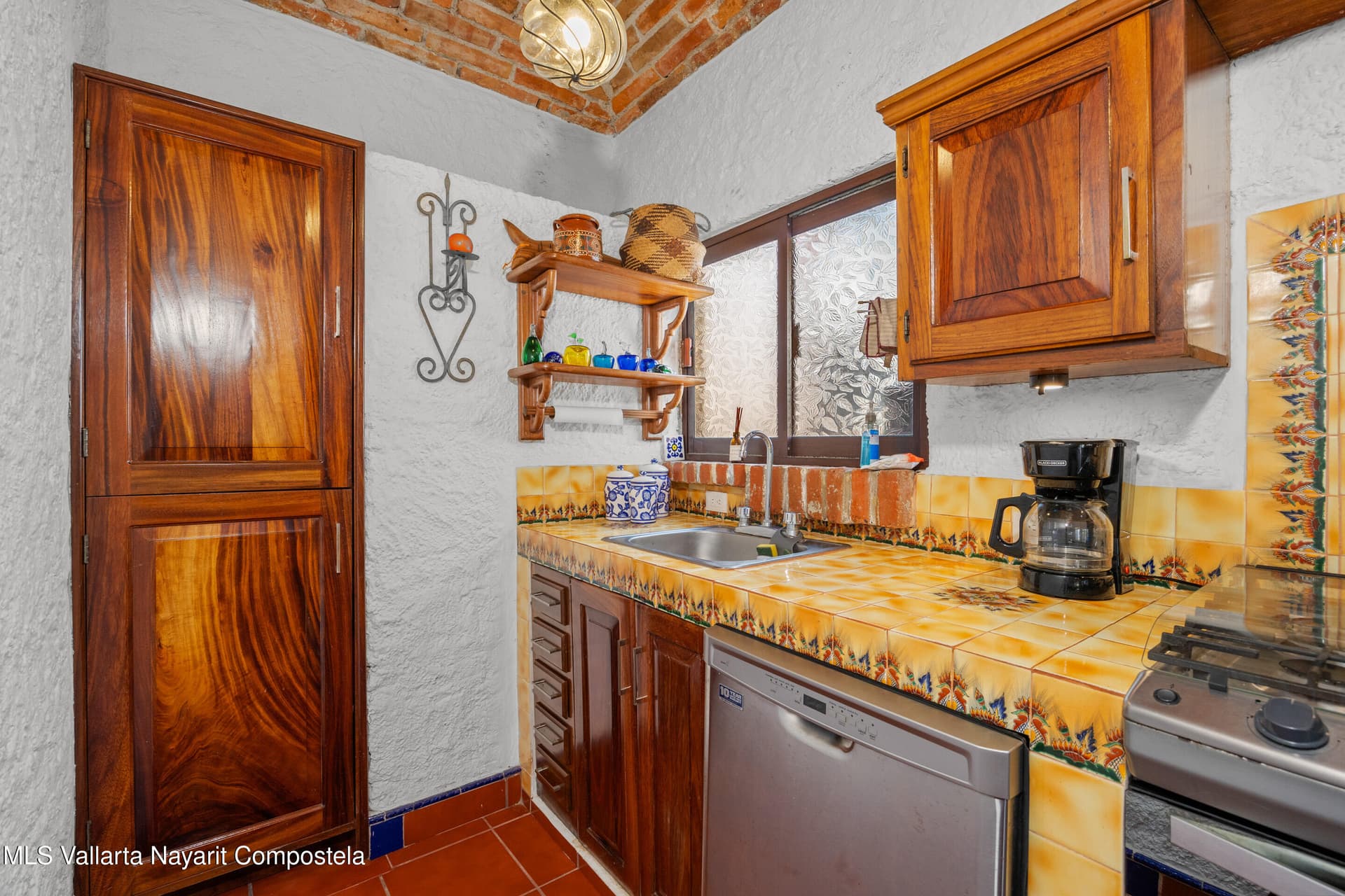 215 Las Garzas Av. 10