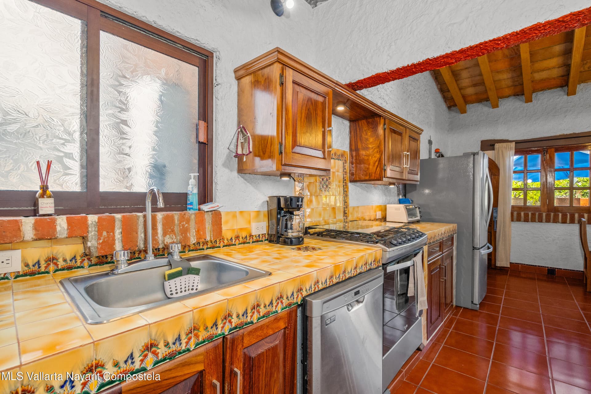 215 Las Garzas Av. 11
