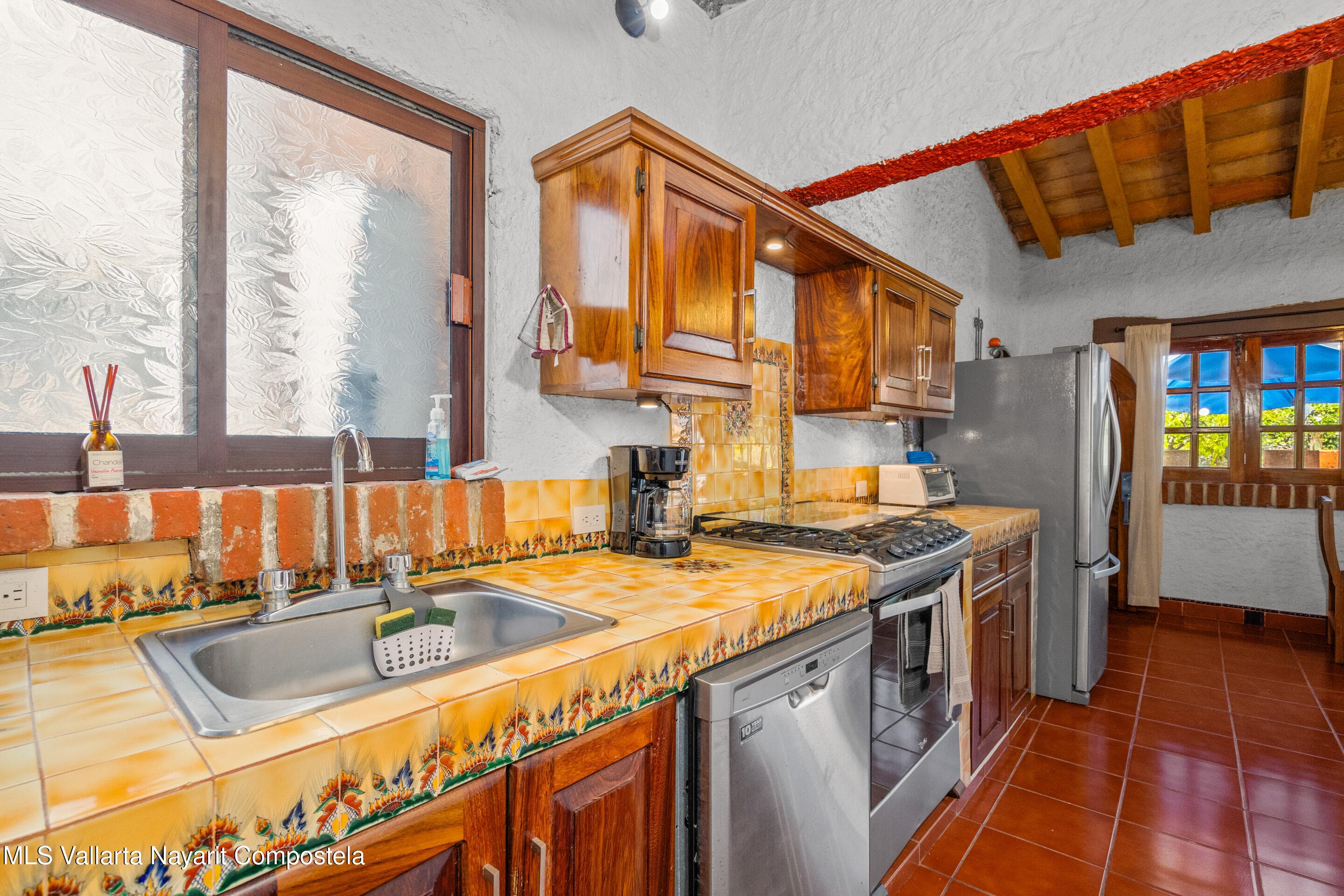 215 Las Garzas Av. 11