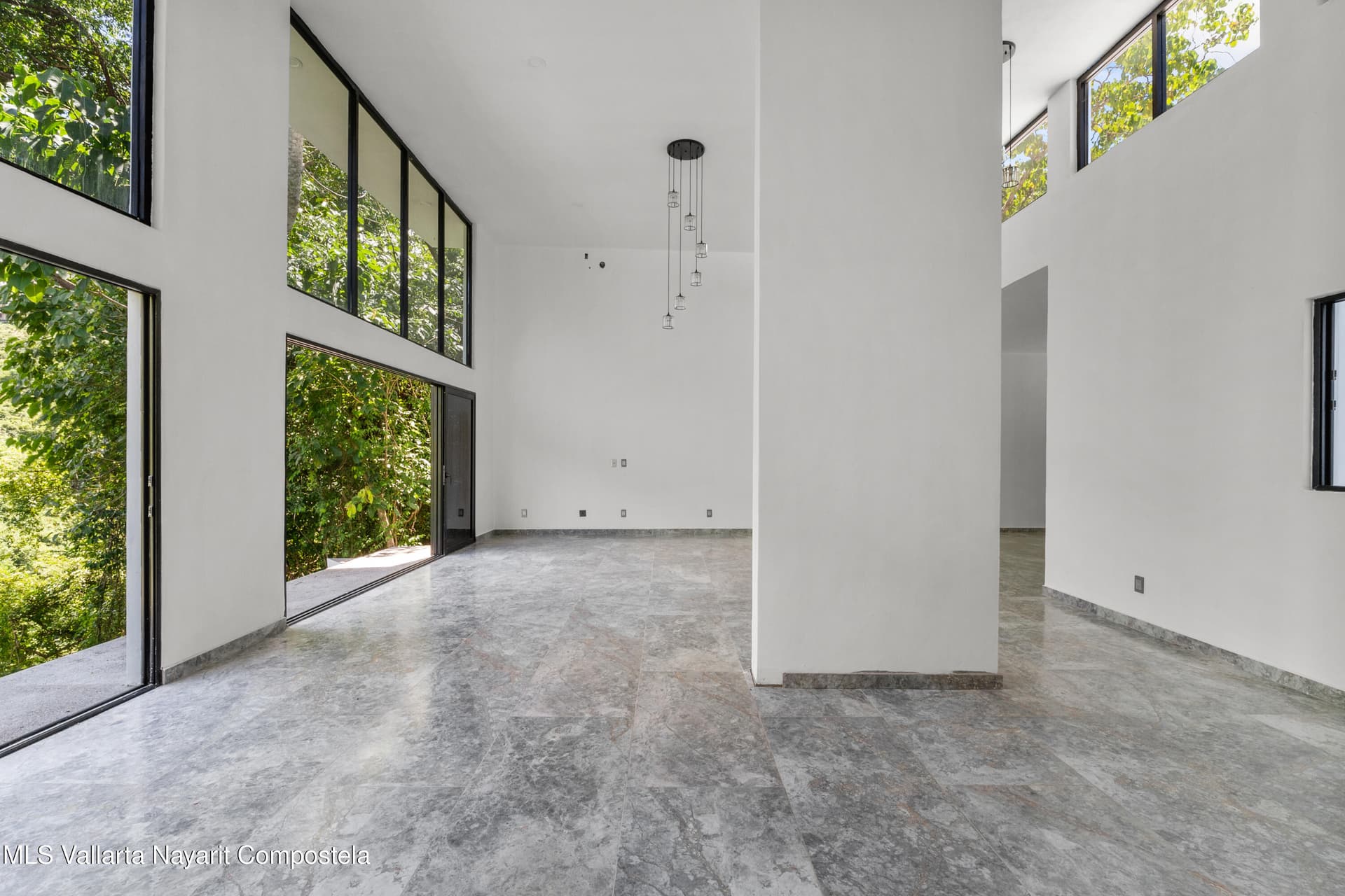 1042 Carmino Vallejo 13