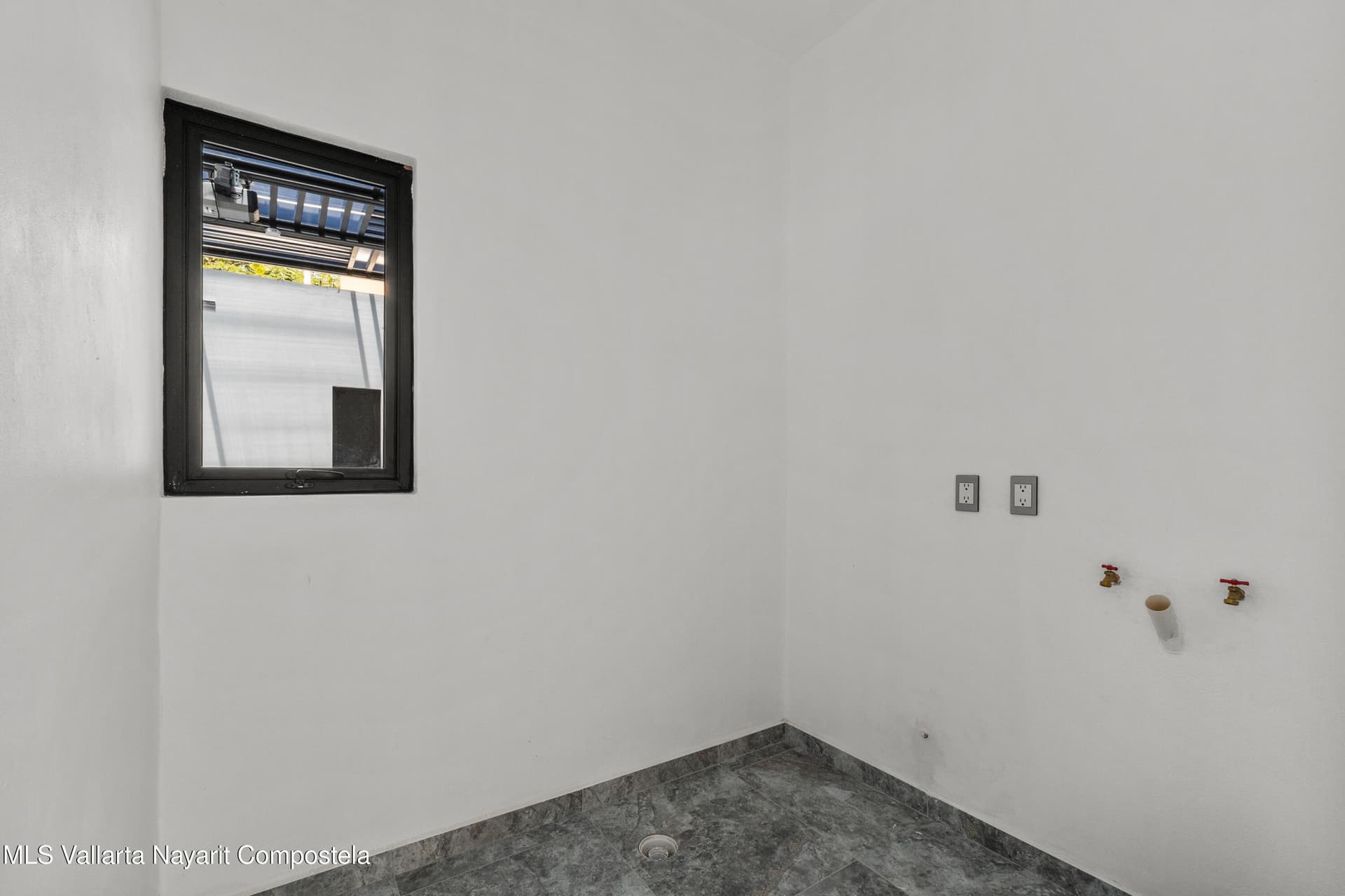 1042 Carmino Vallejo 18