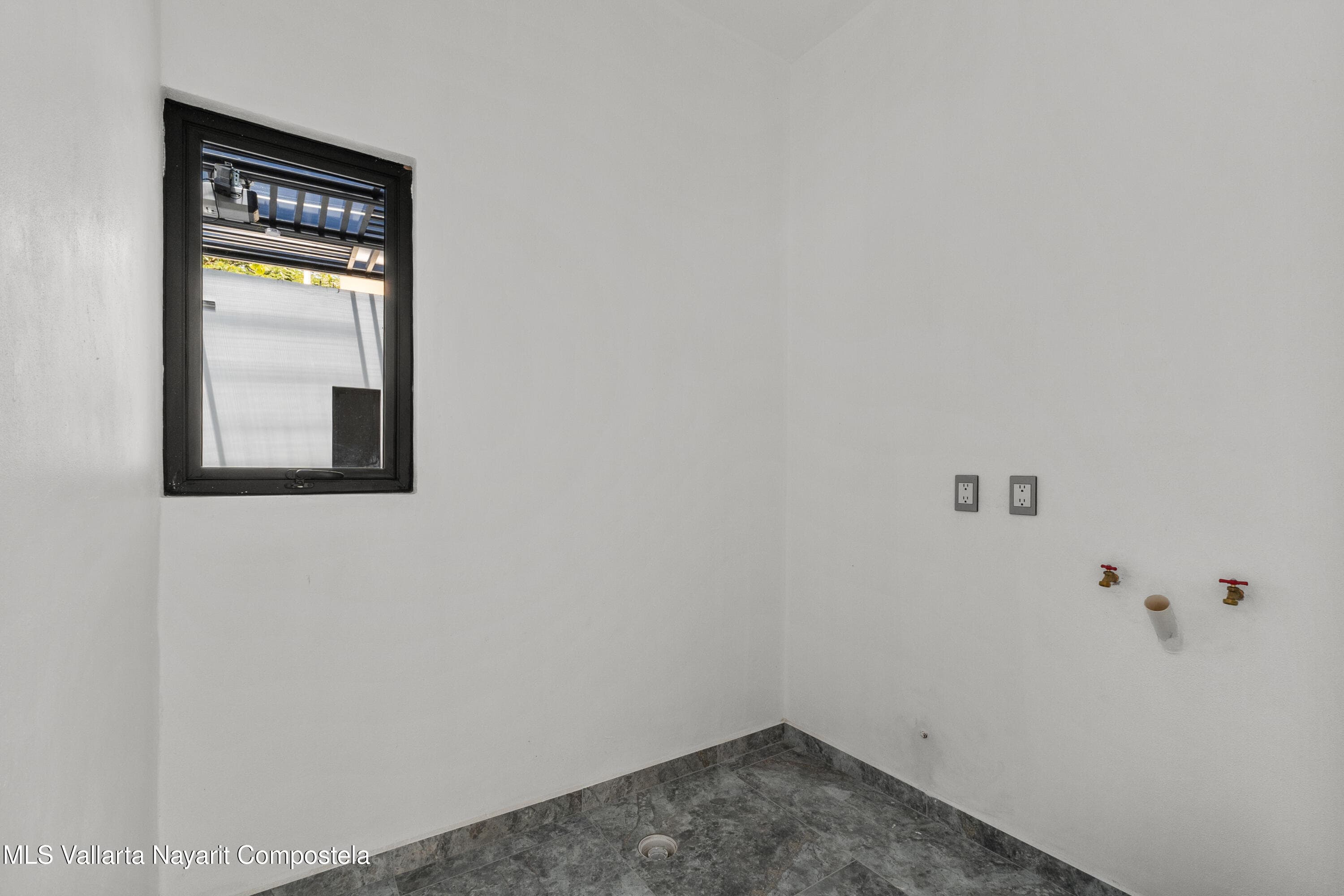 1042 Carmino Vallejo 18