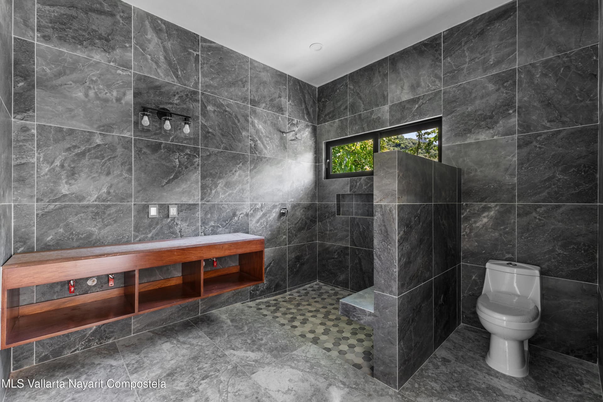 1042 Carmino Vallejo 22