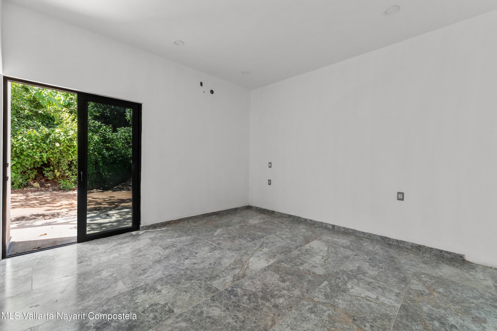 1042 Carmino Vallejo 26