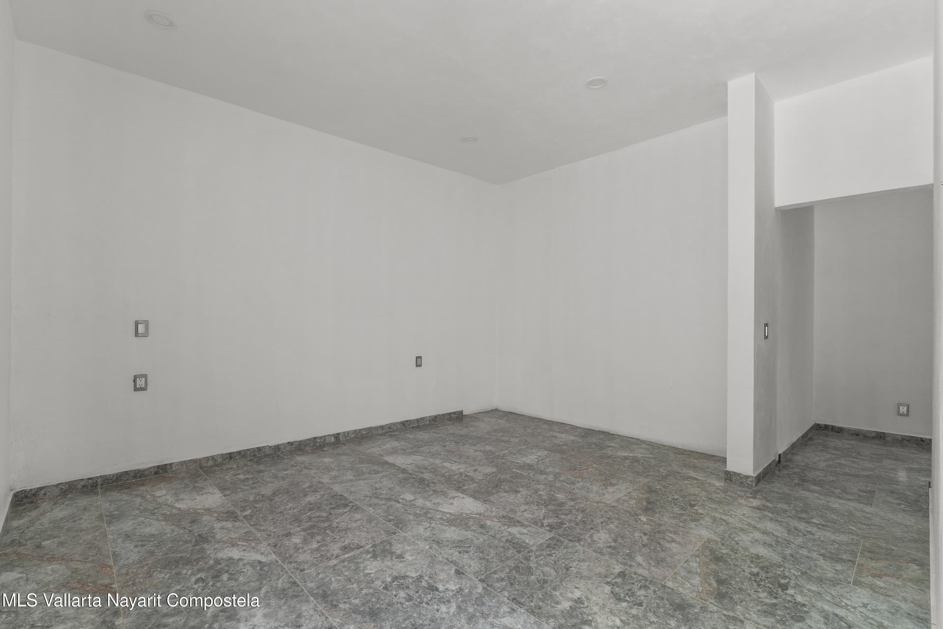 1042 Carmino Vallejo 27