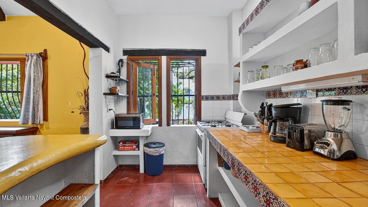 Corner Abasolo and Carmen Serdan 20