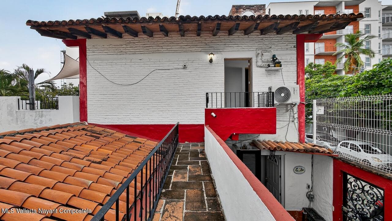 Corner Abasolo and Carmen Serdan 35