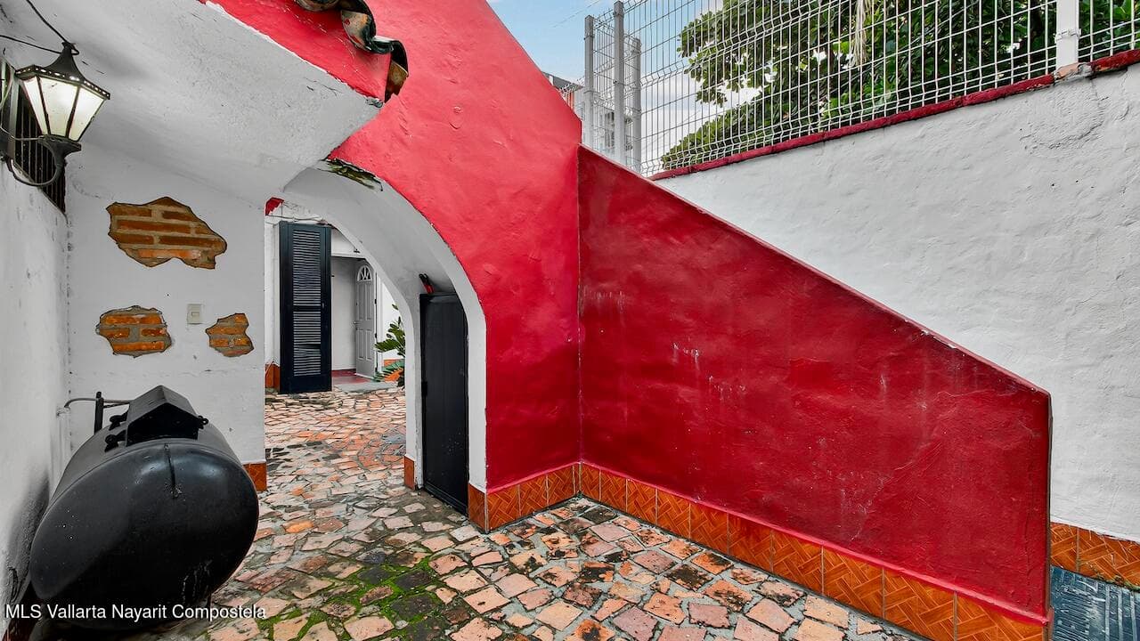 Corner Abasolo and Carmen Serdan 34