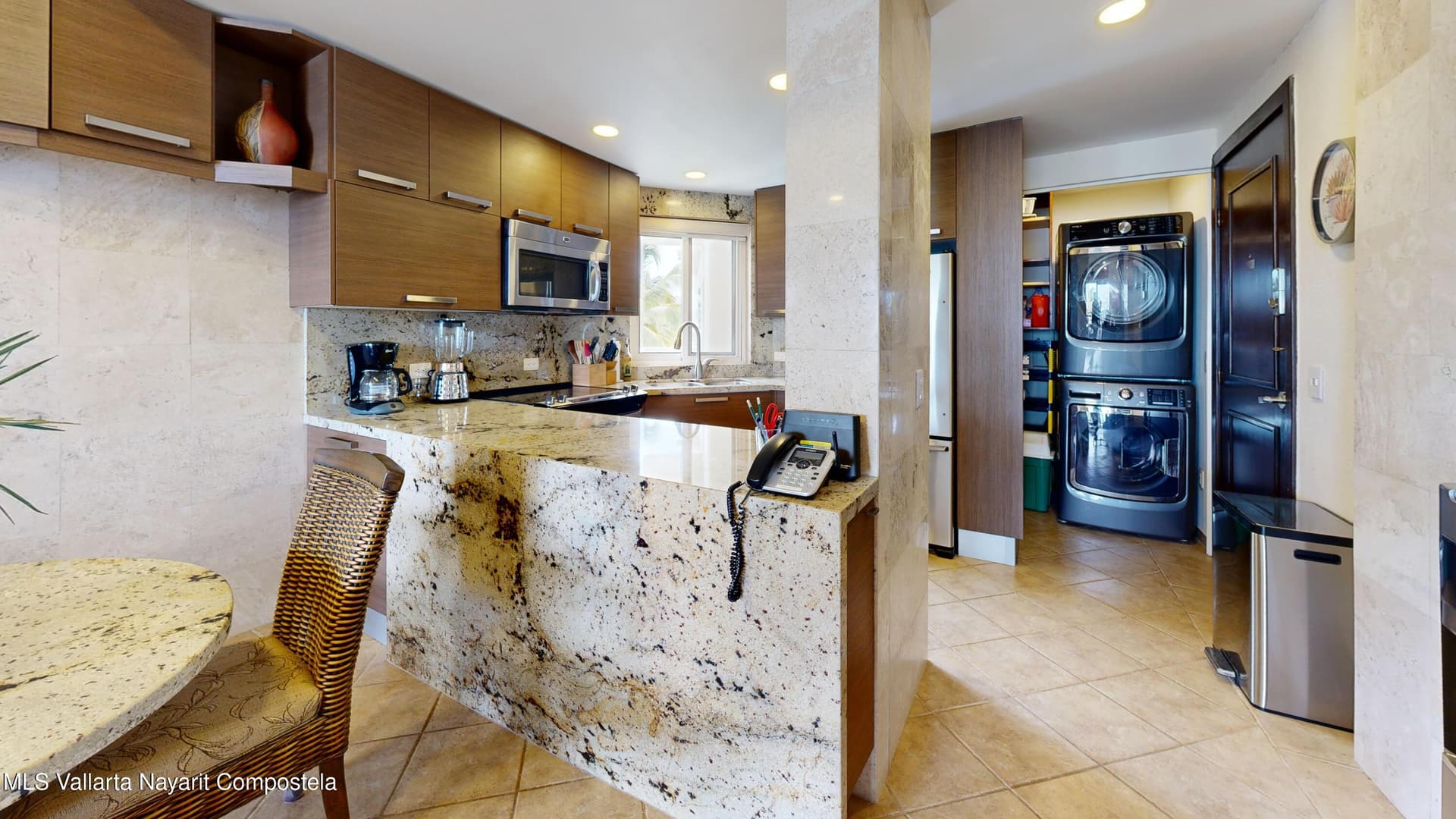 800 BOULEVARD COSTERO 11
