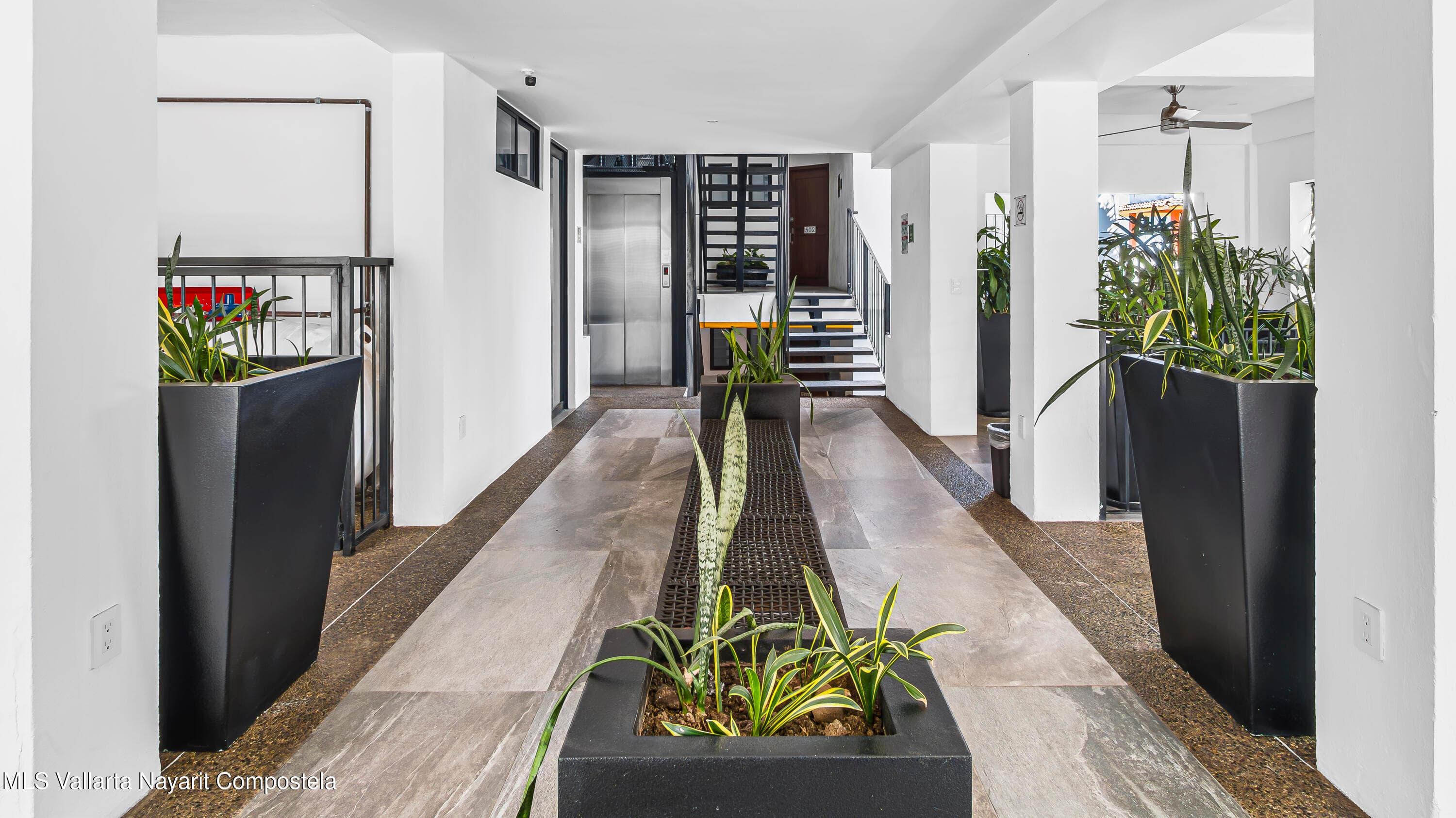 Condo CR1275 8