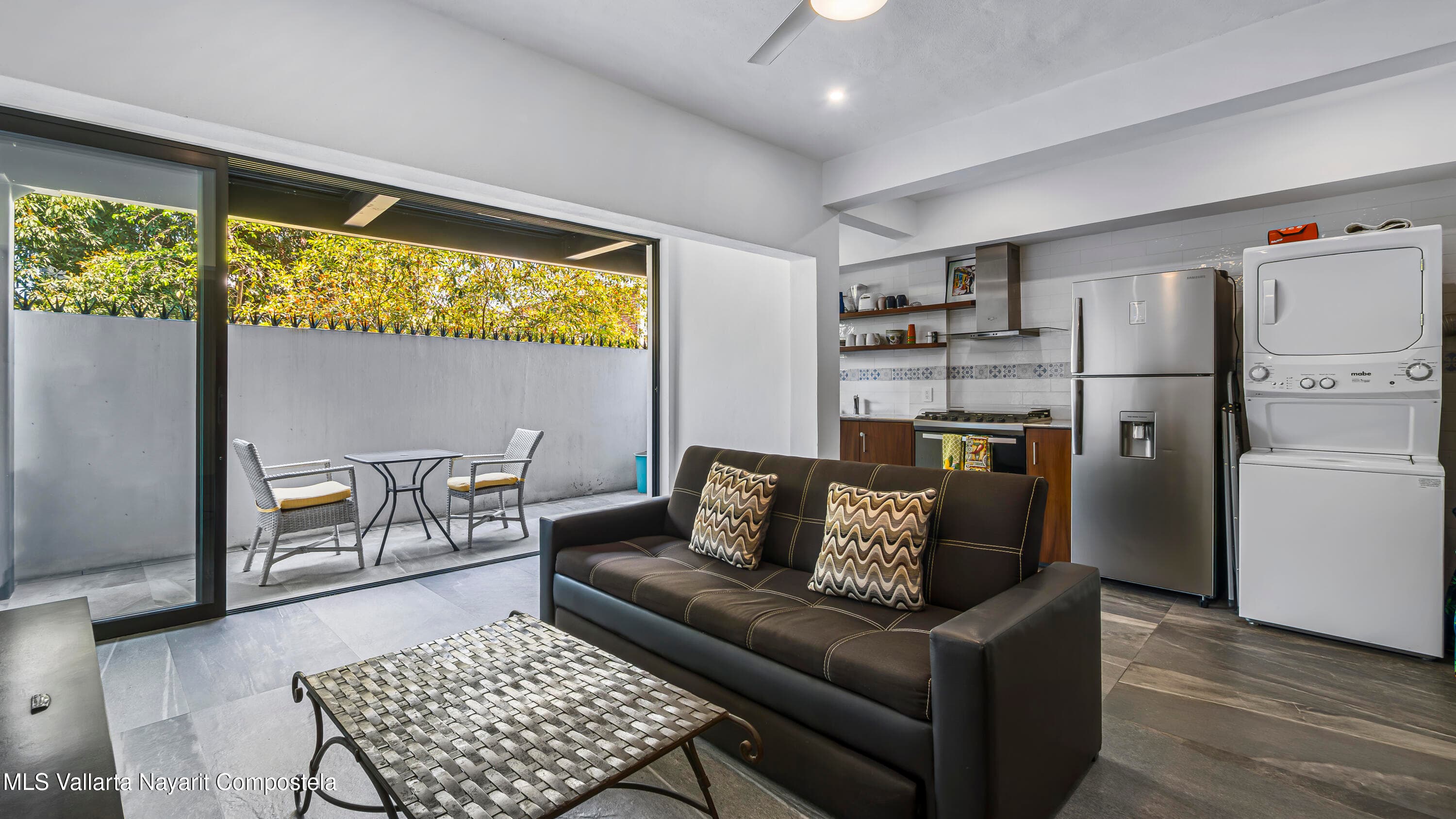Condo CR1275 18