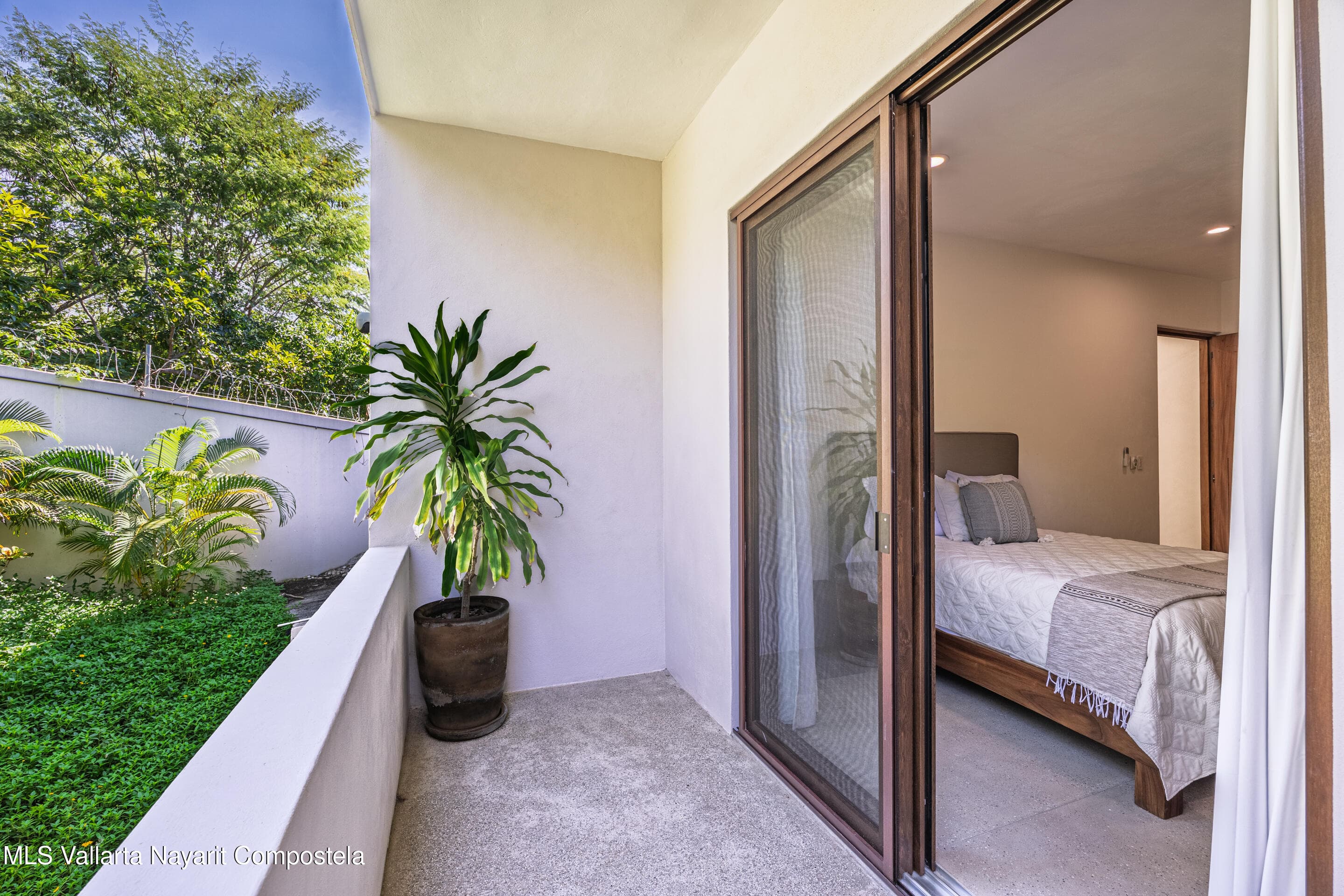 126 CALLE NANZAL 40