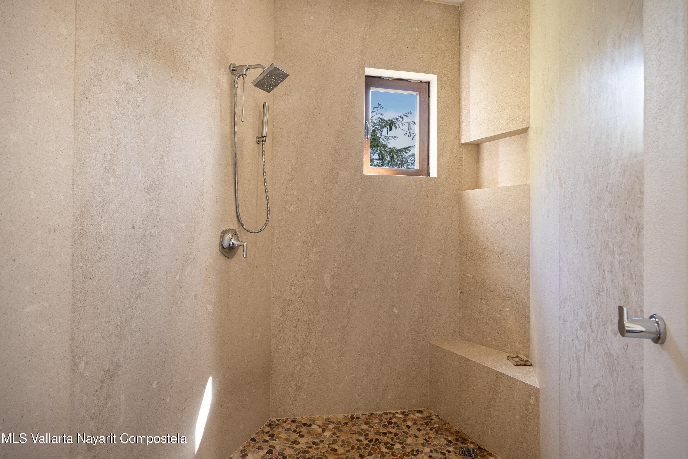 126 CALLE NANZAL 11