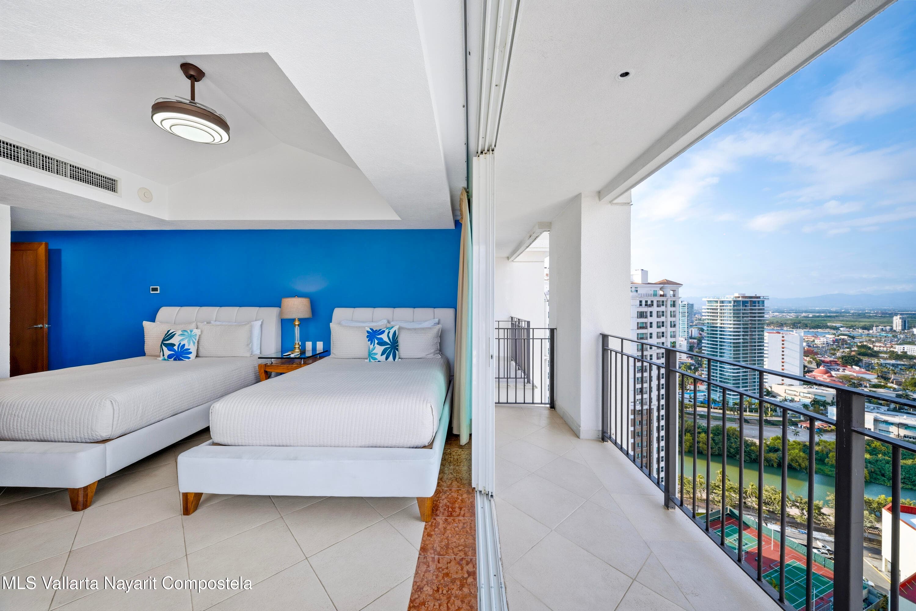 Grand Venetian 12