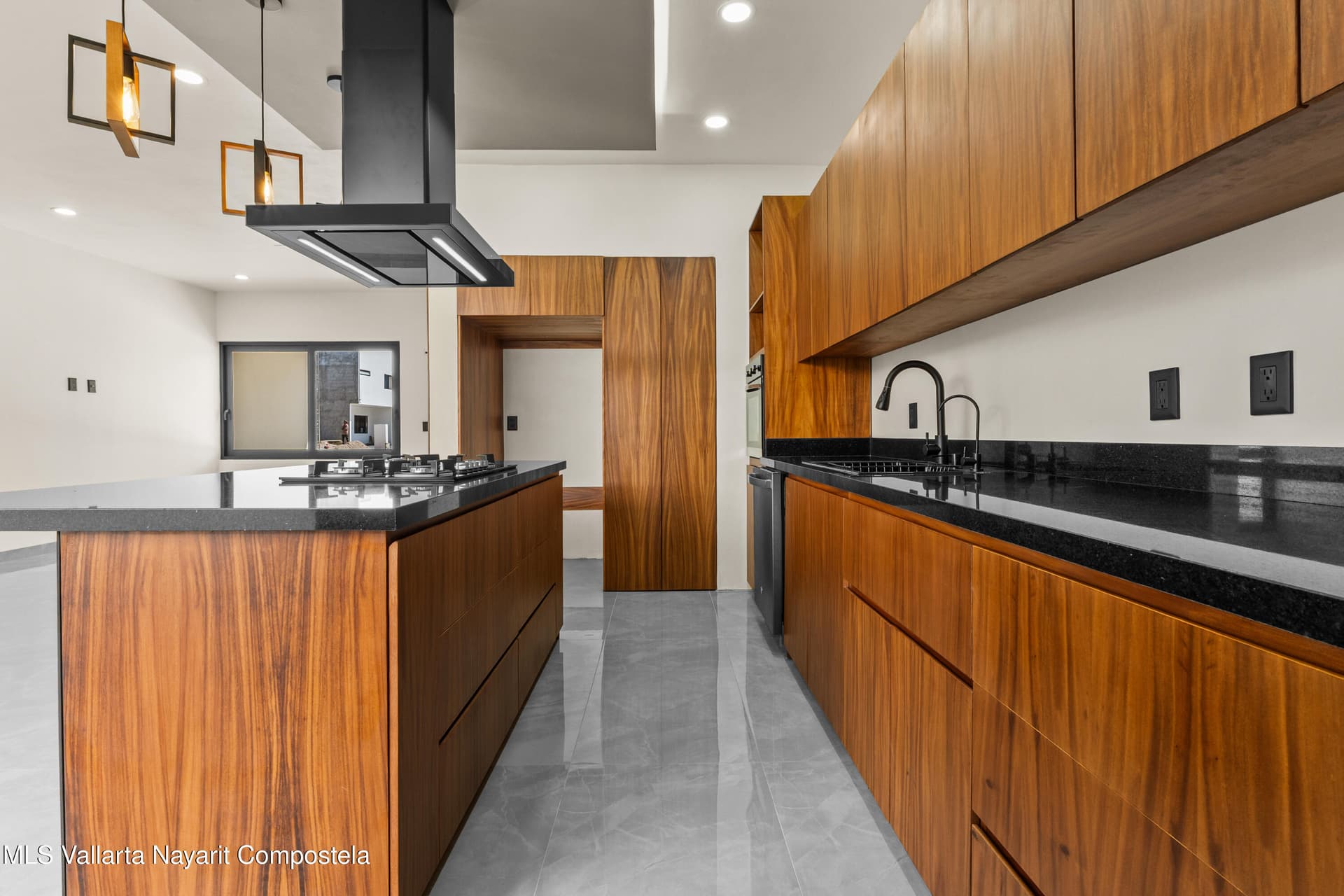 499 Avenida Palmares 13