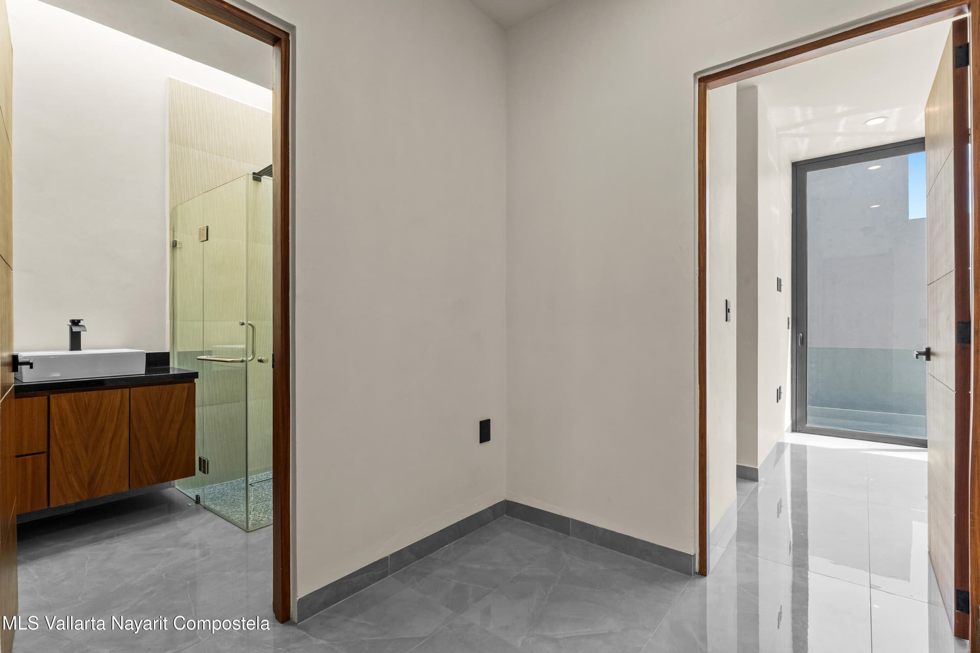 499 Avenida Palmares 22
