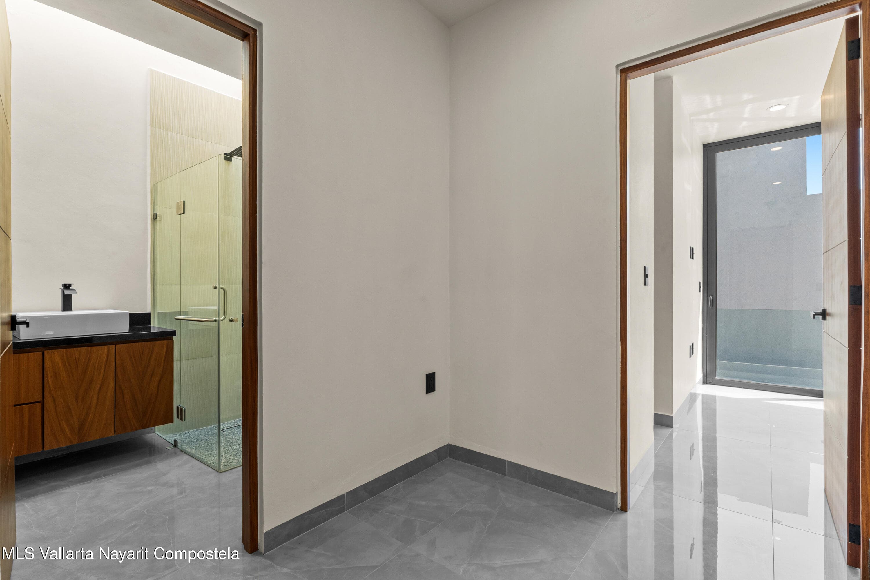 499 Avenida Palmares 22