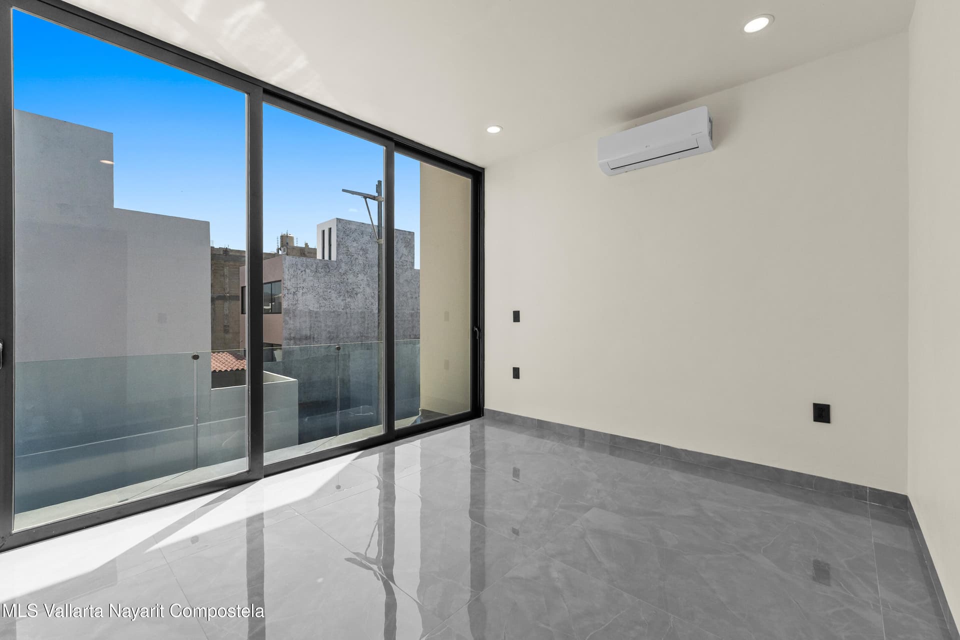 499 Avenida Palmares 23