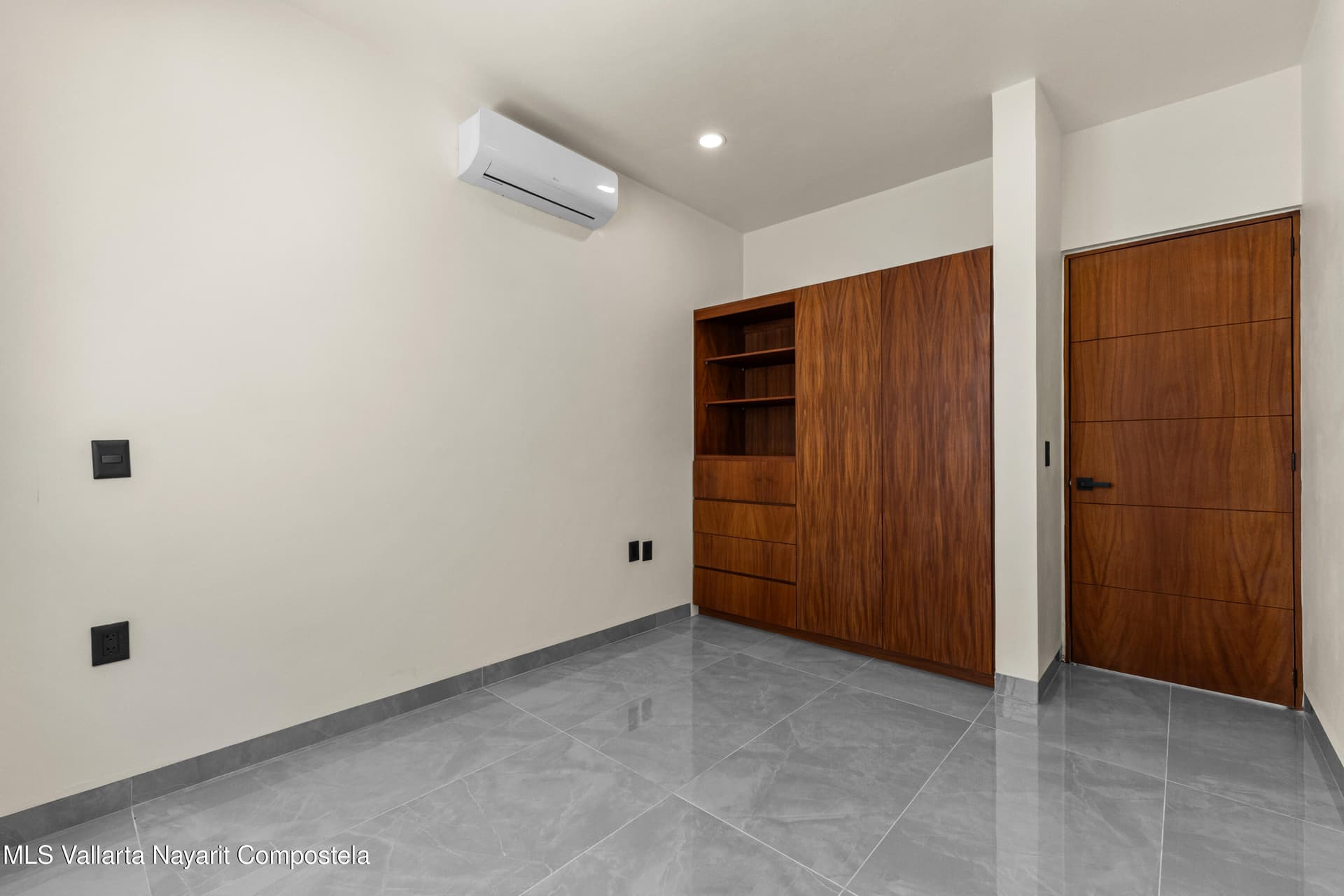 499 Avenida Palmares 34