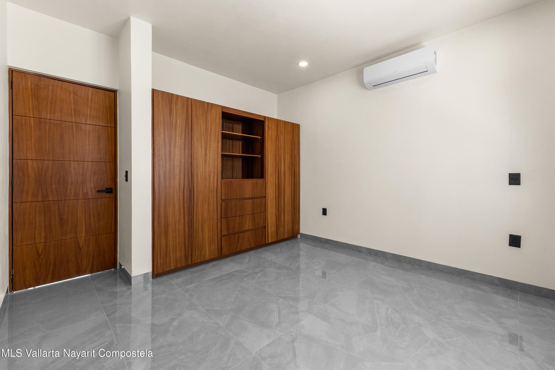499 Avenida Palmares 36