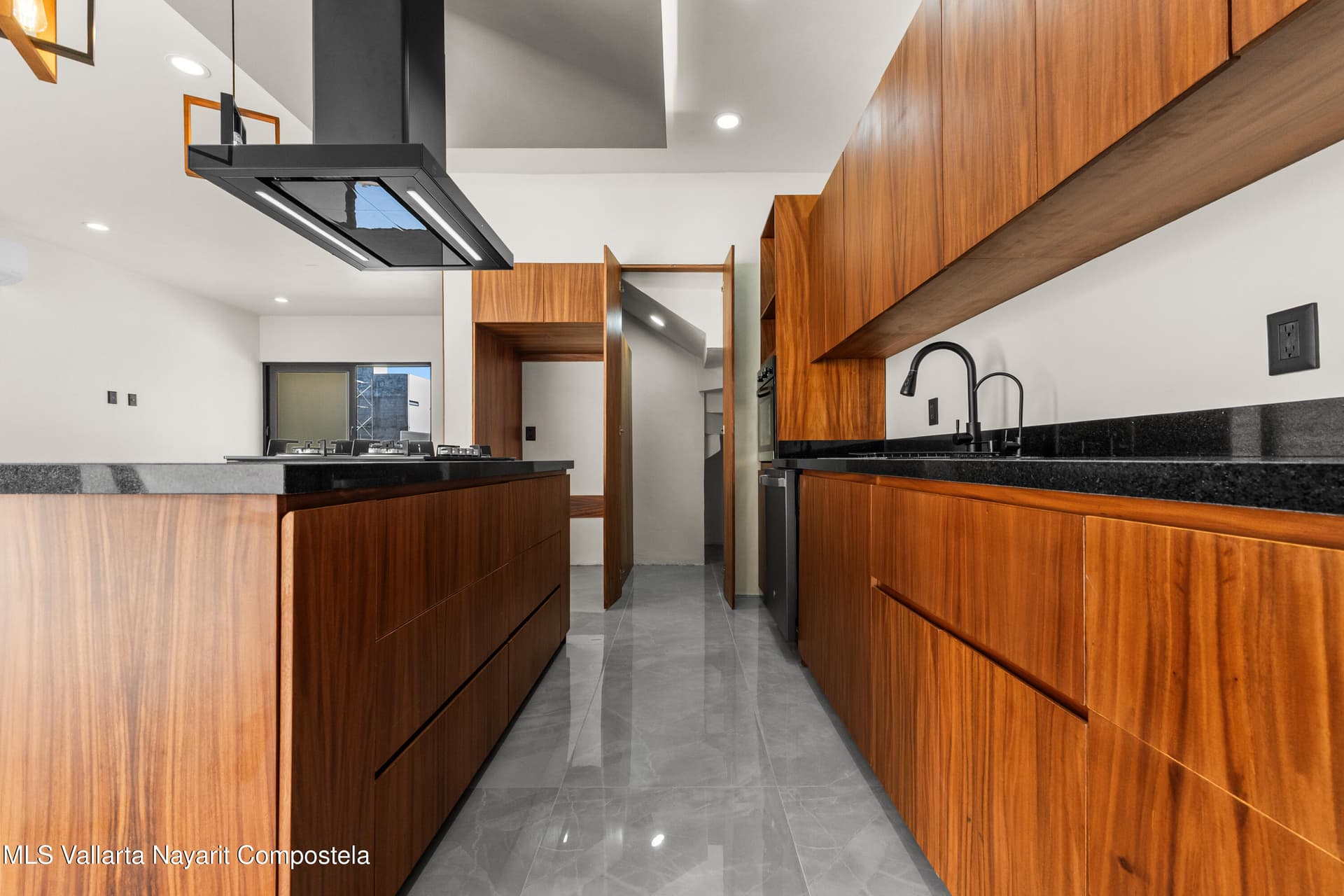499 Avenida Palmares 12