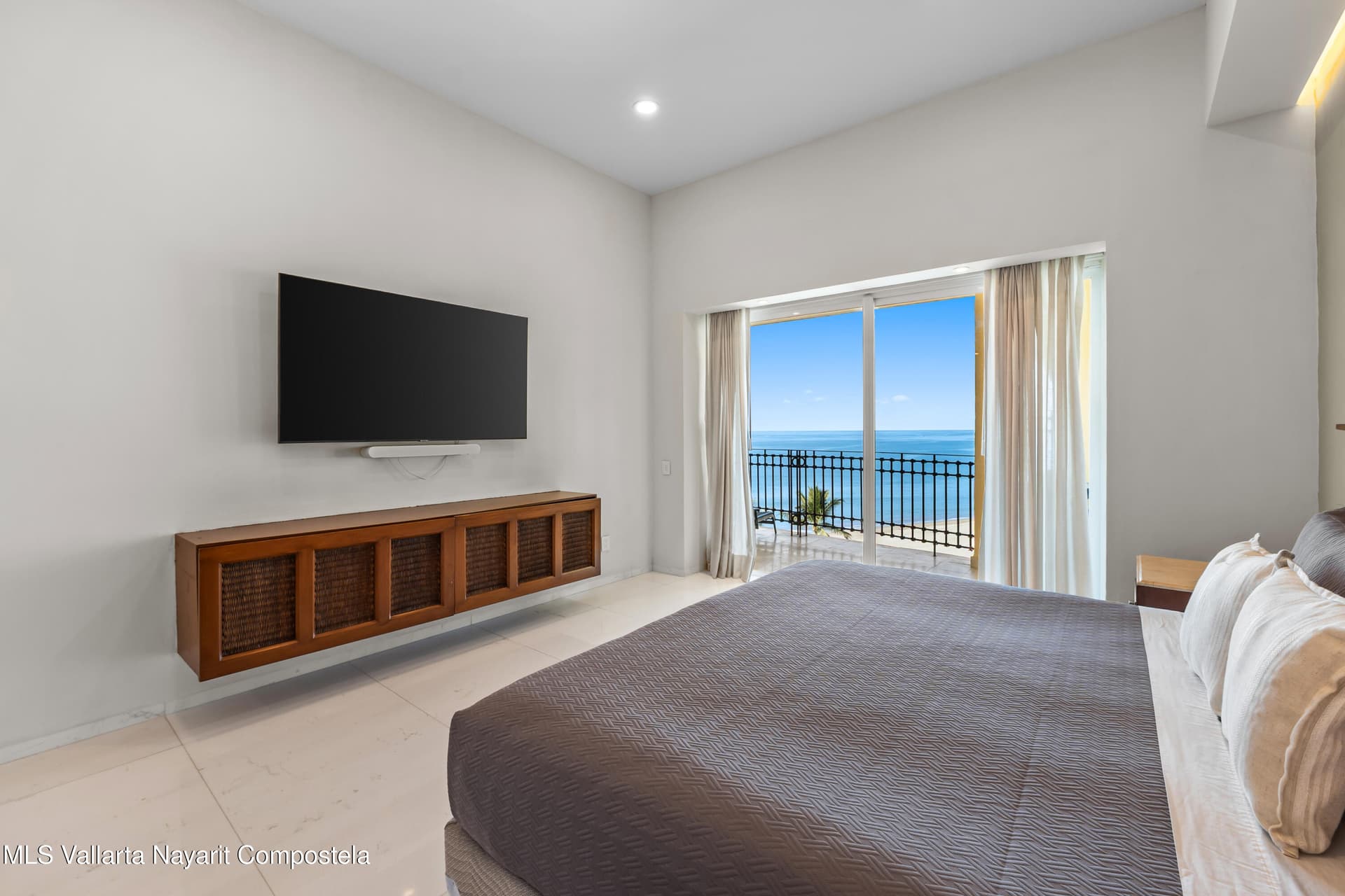 Bay View Grand 28
