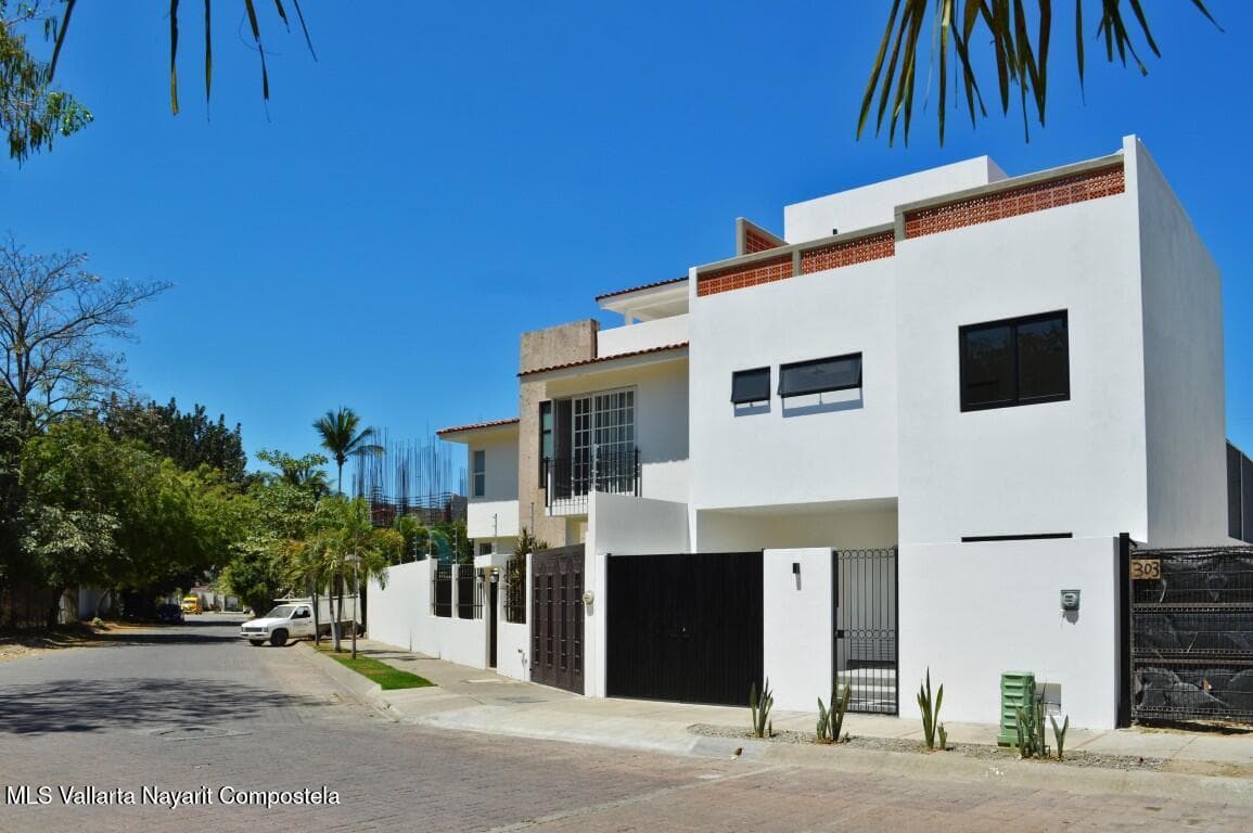 303 Paseo del Salmon 2