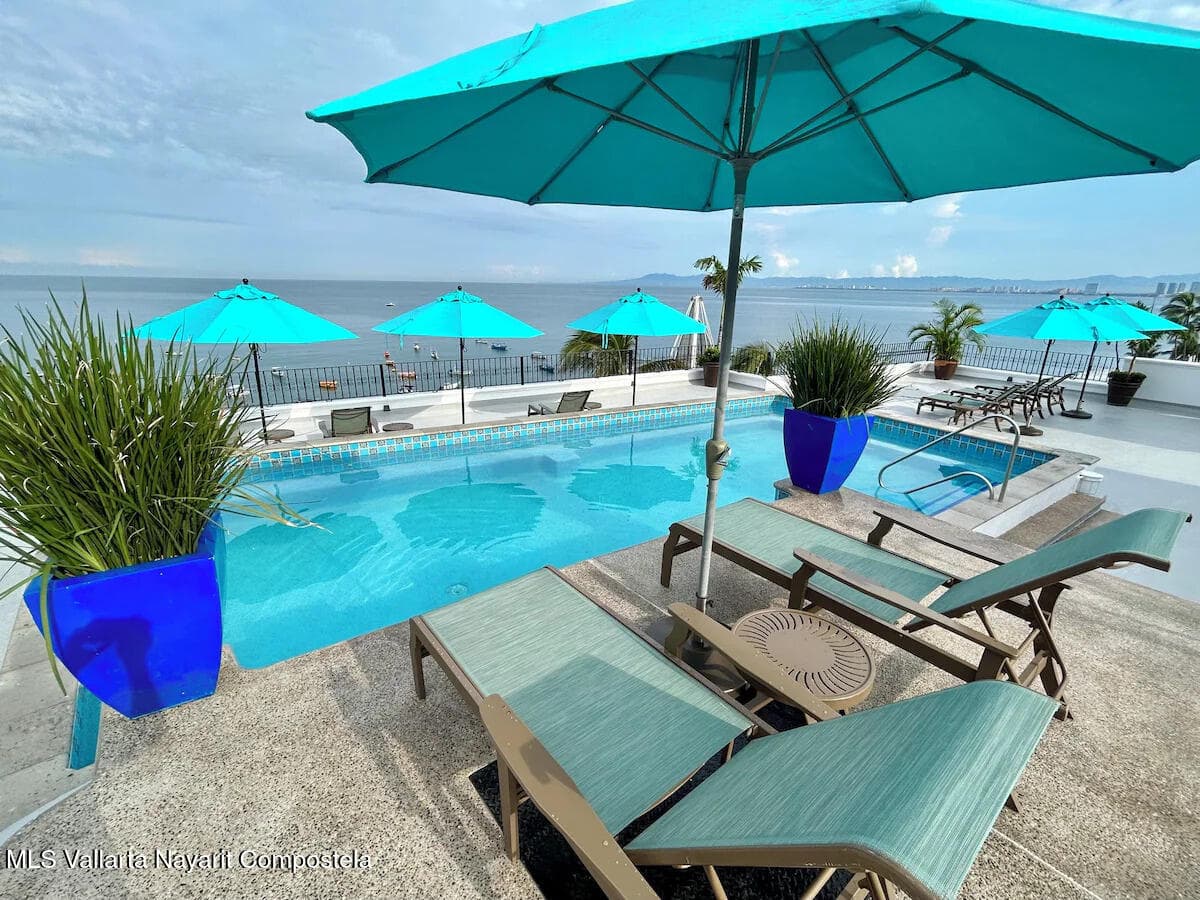 La Palapa 10