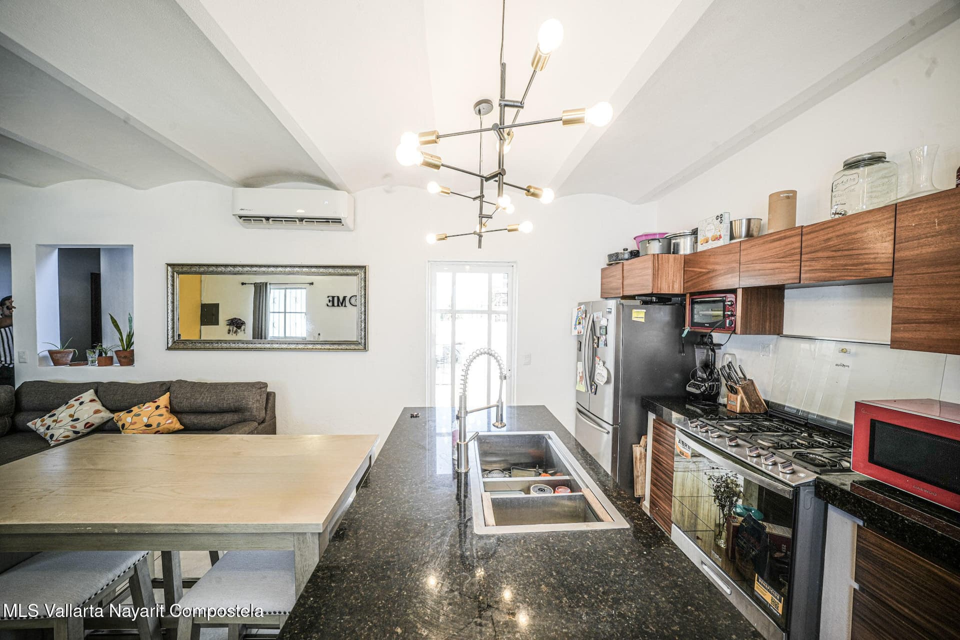 233 AVENIDA 9