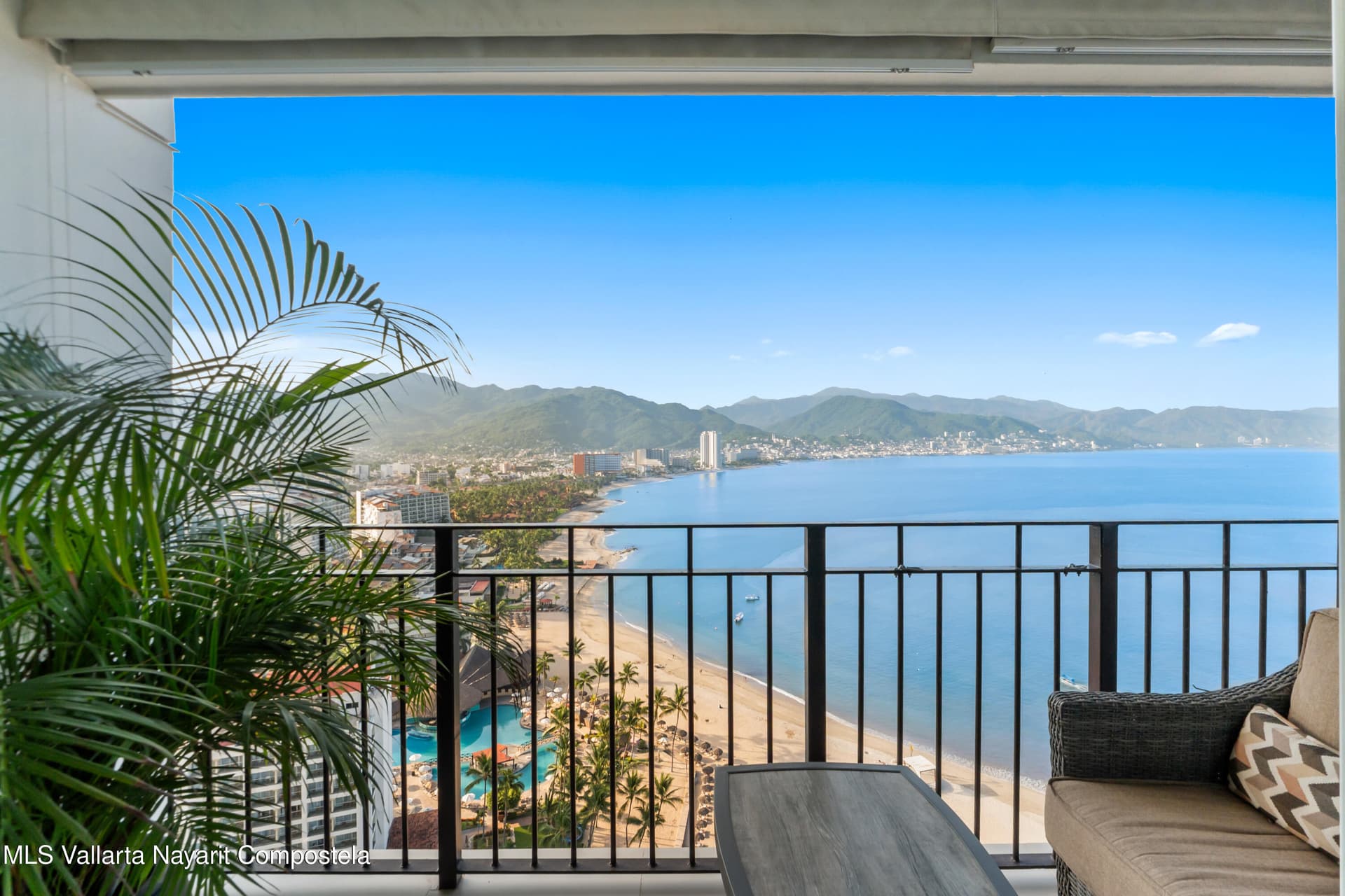 2477 Francisco Medina Ascencio Corner Residence 32