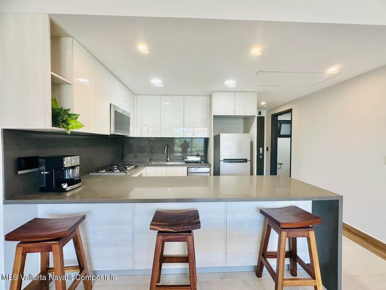 448 Avenida Encino 3