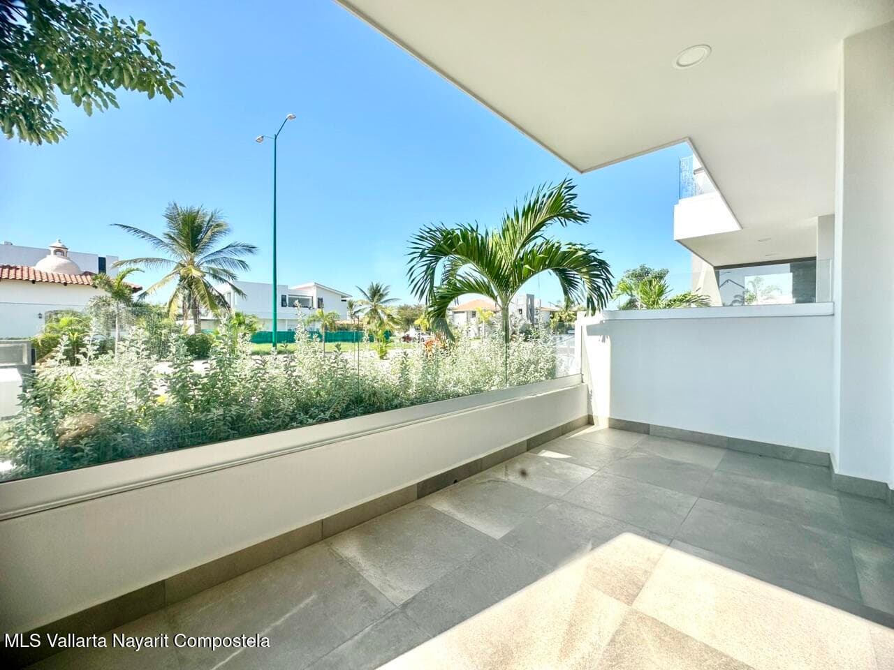 448 Avenida Encino 15