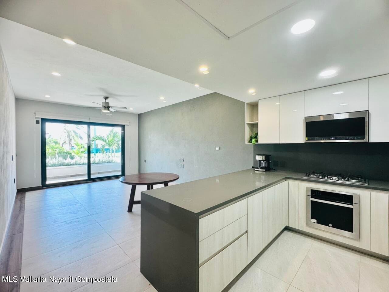 448 Avenida Encino