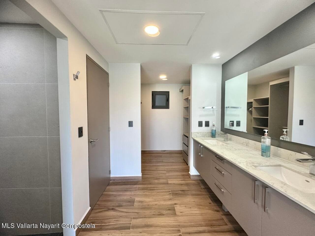 448 Avenida Encino 12