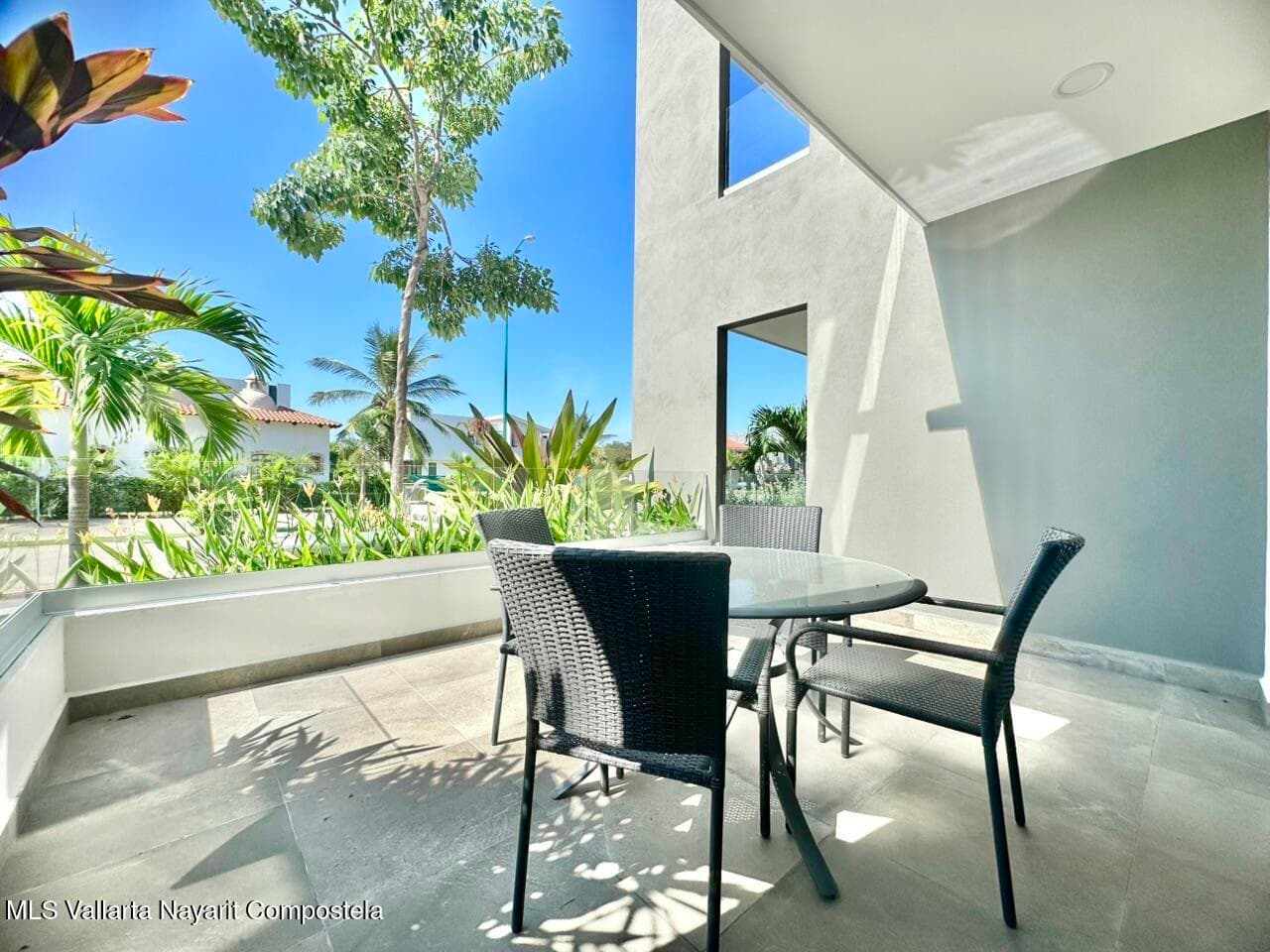 448 Avenida Encino 9
