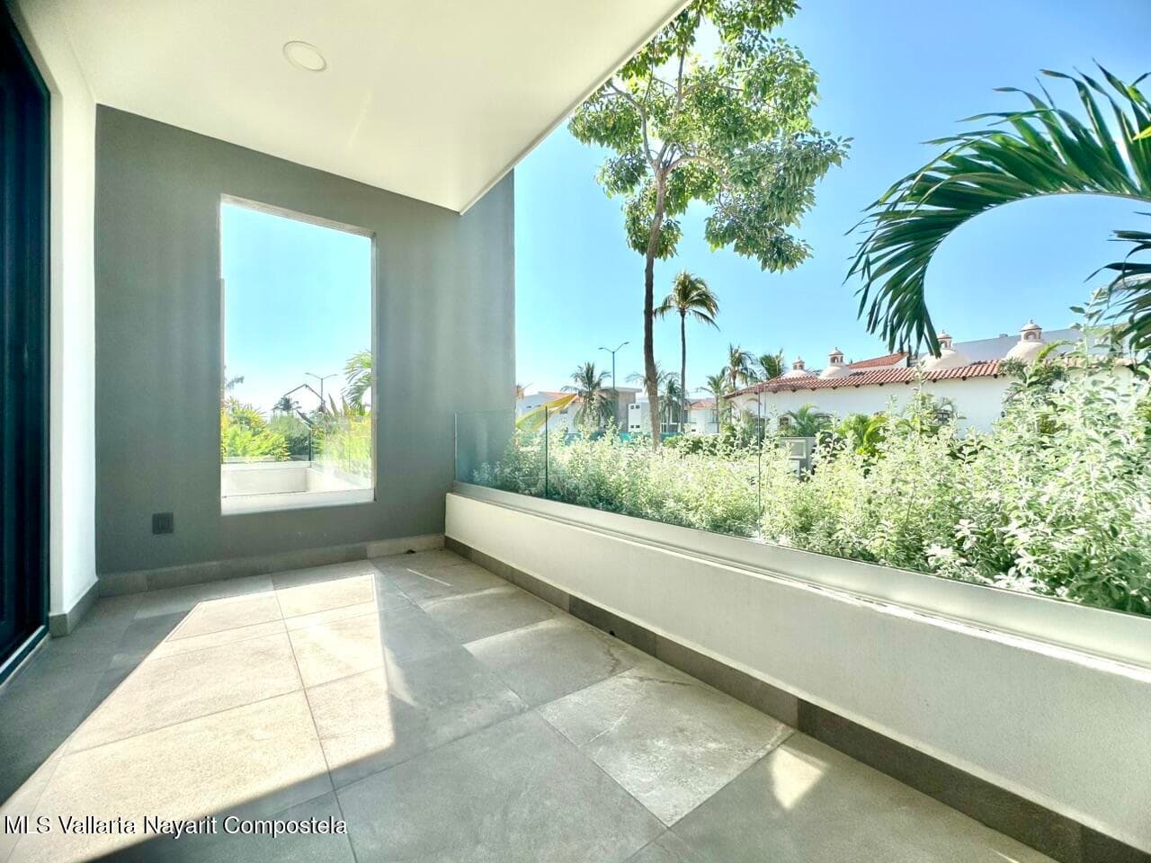 448 Avenida Encino 16
