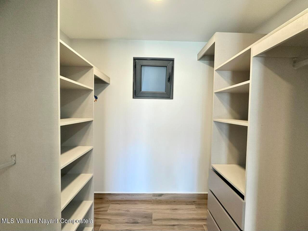448 Avenida Encino 14
