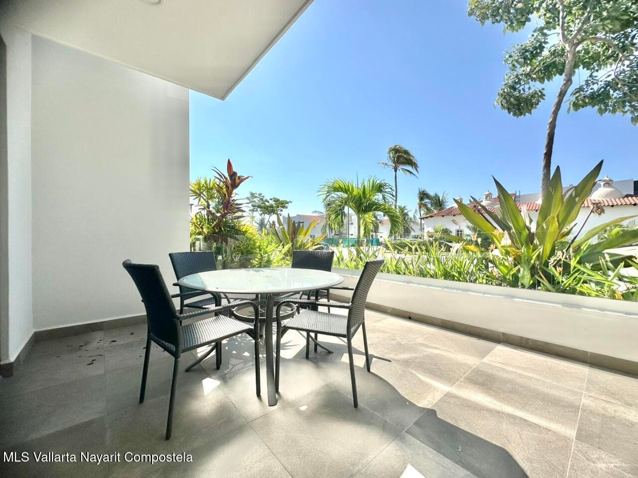 448 Avenida Encino 10