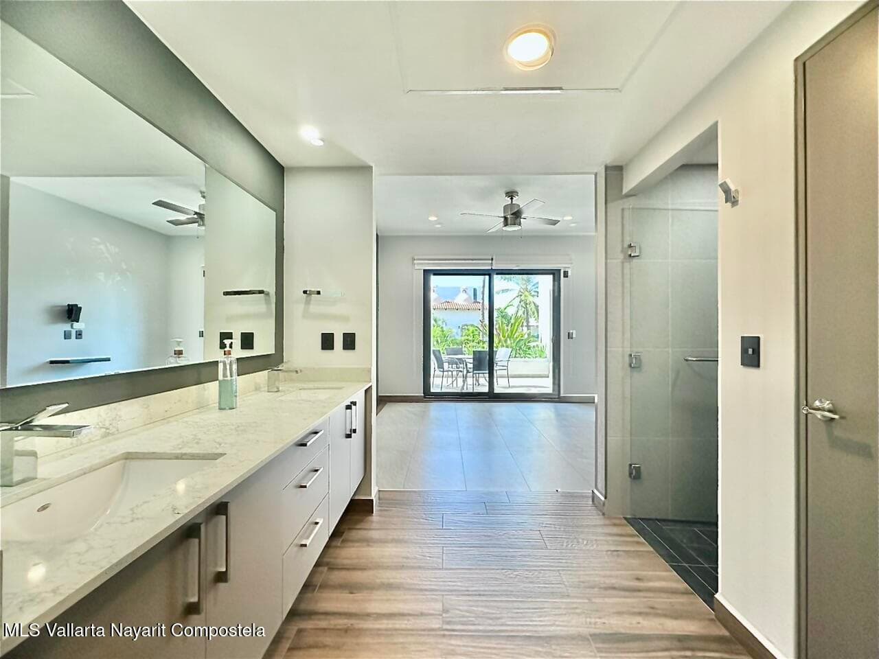 448 Avenida Encino 11