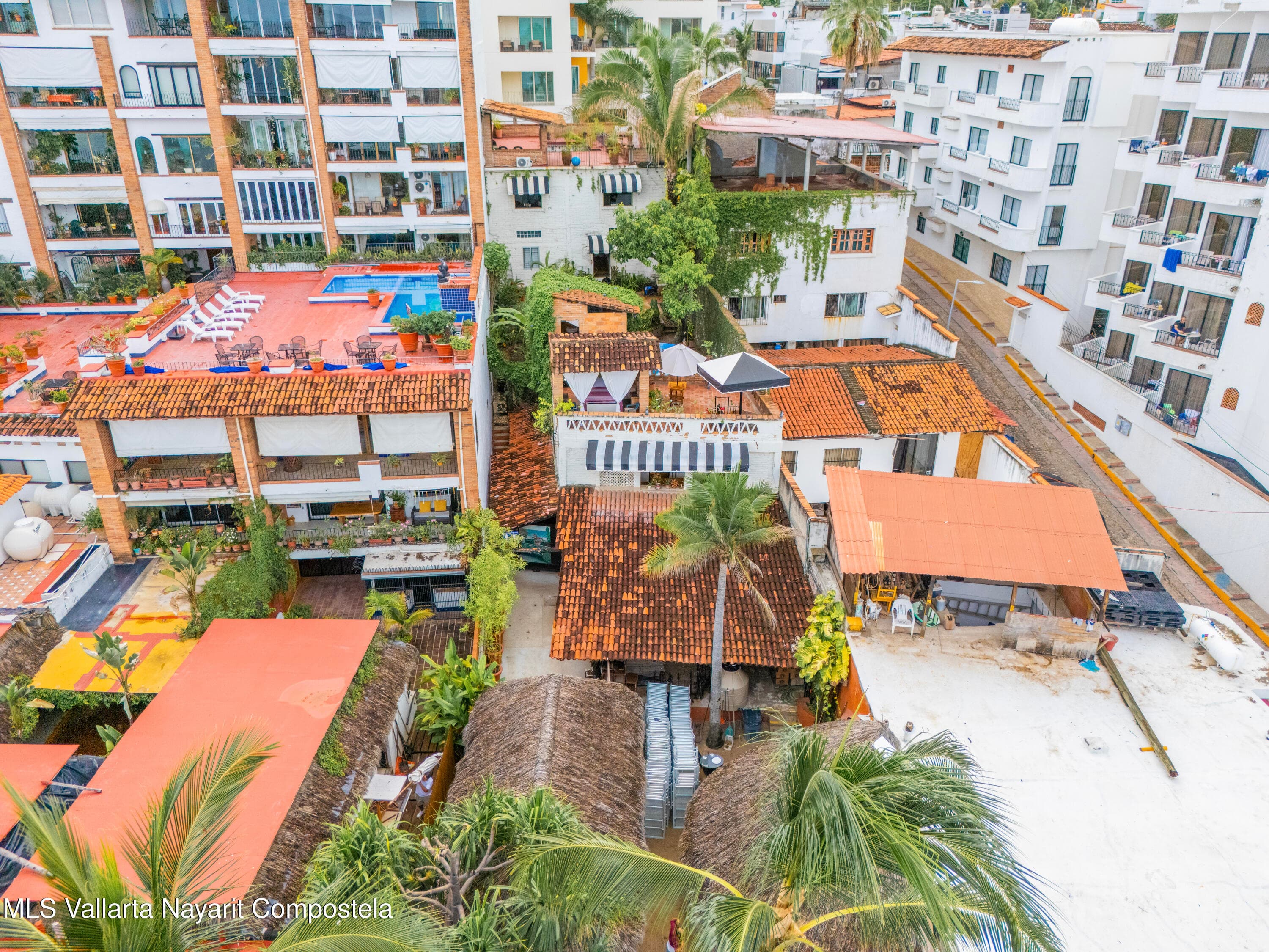 182-186 Calle Amapas 27