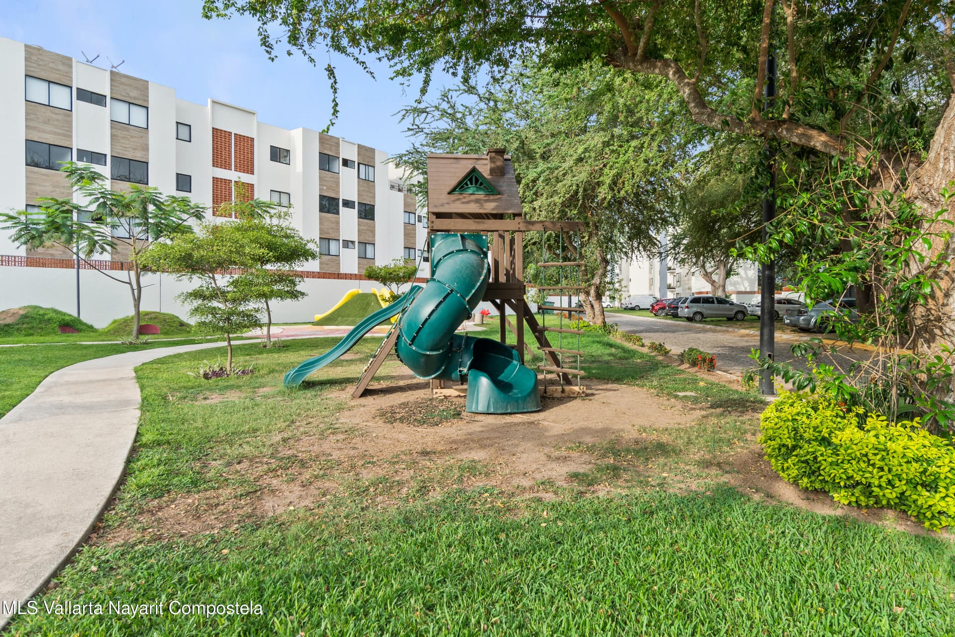 407 Paseo Foresta 32