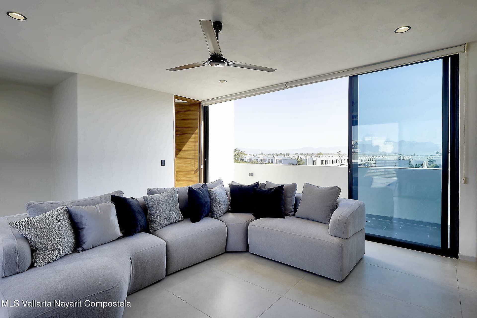 158 Palma del Rey Ave. 21