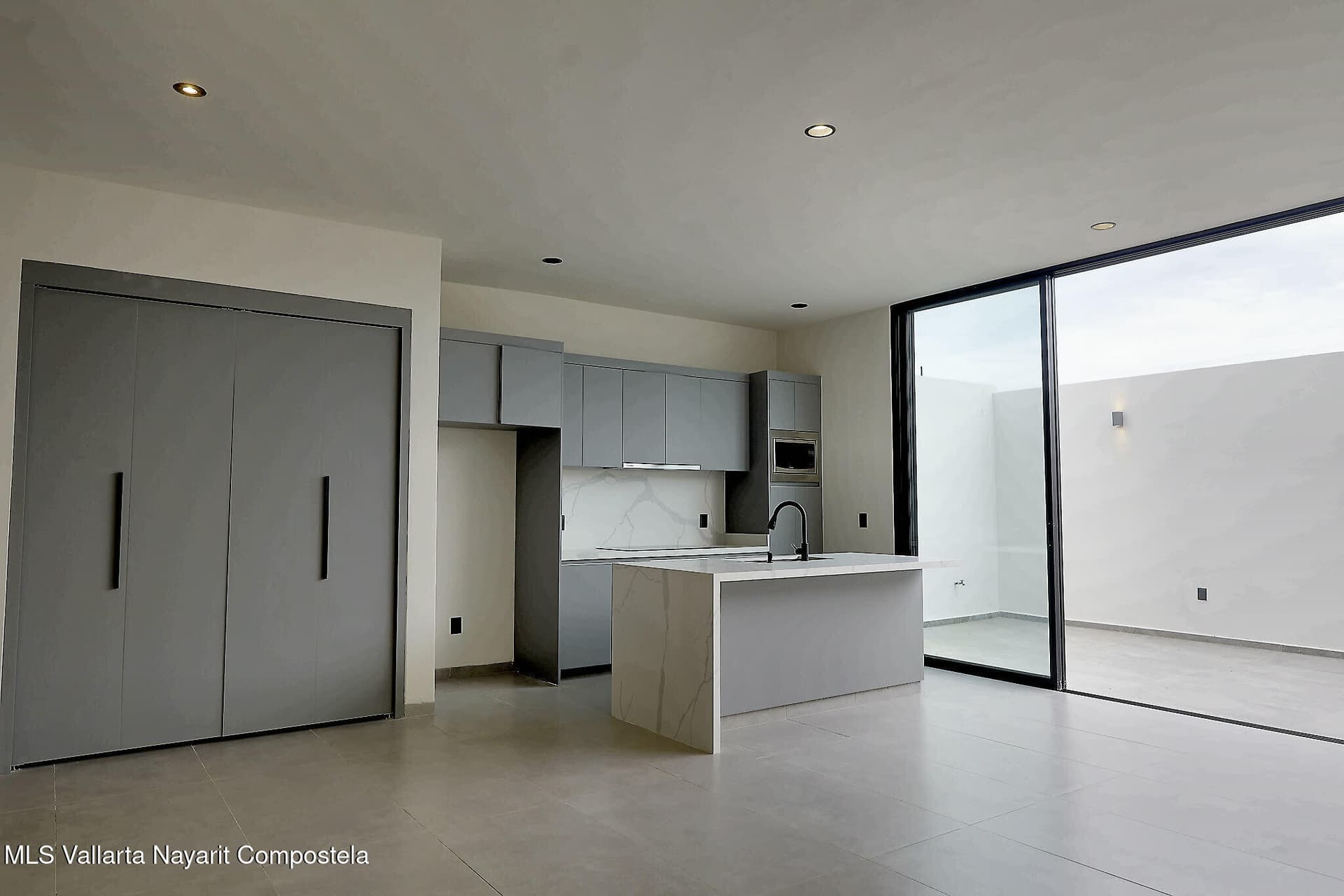 158 Palma del Rey Ave. 3