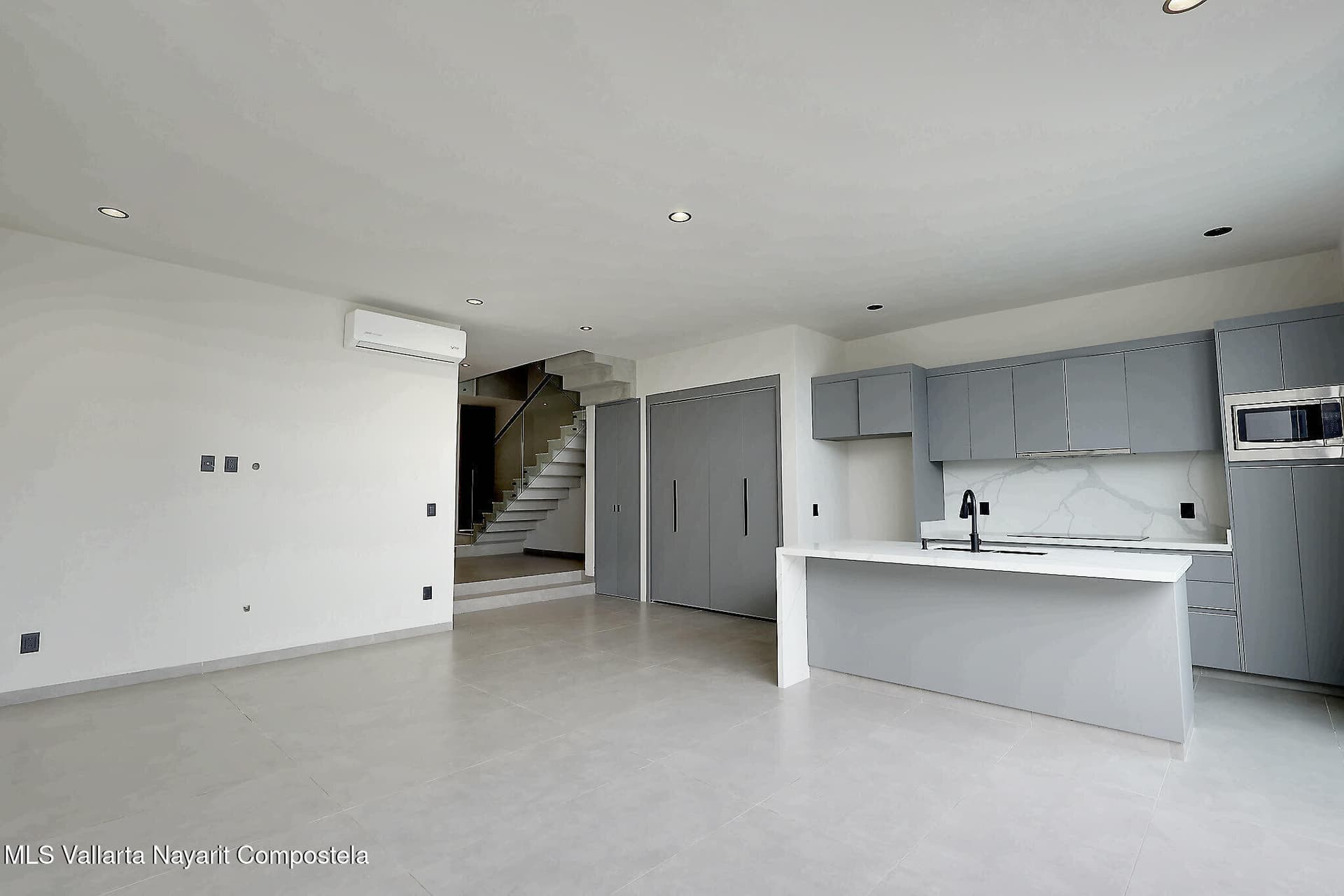 158 Palma del Rey Ave. 4